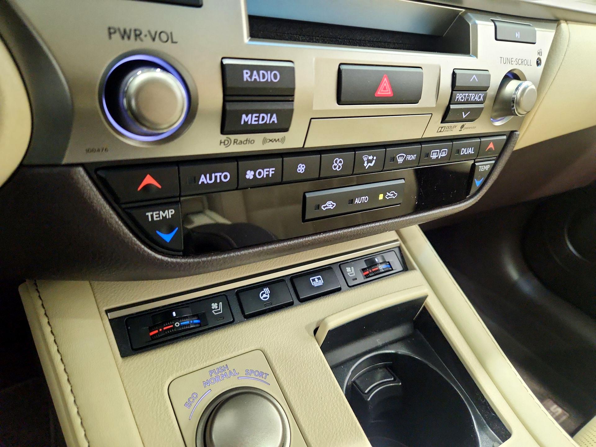 Thumbnail: 2016 Lexus ES - 17