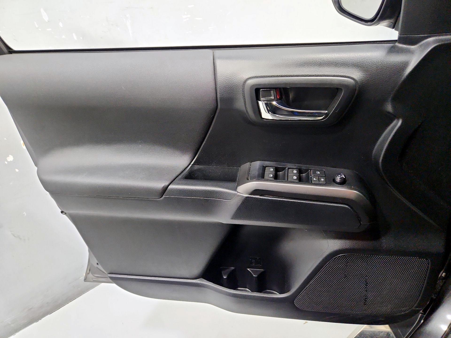 Thumbnail: 2019 Toyota Tacoma - 12