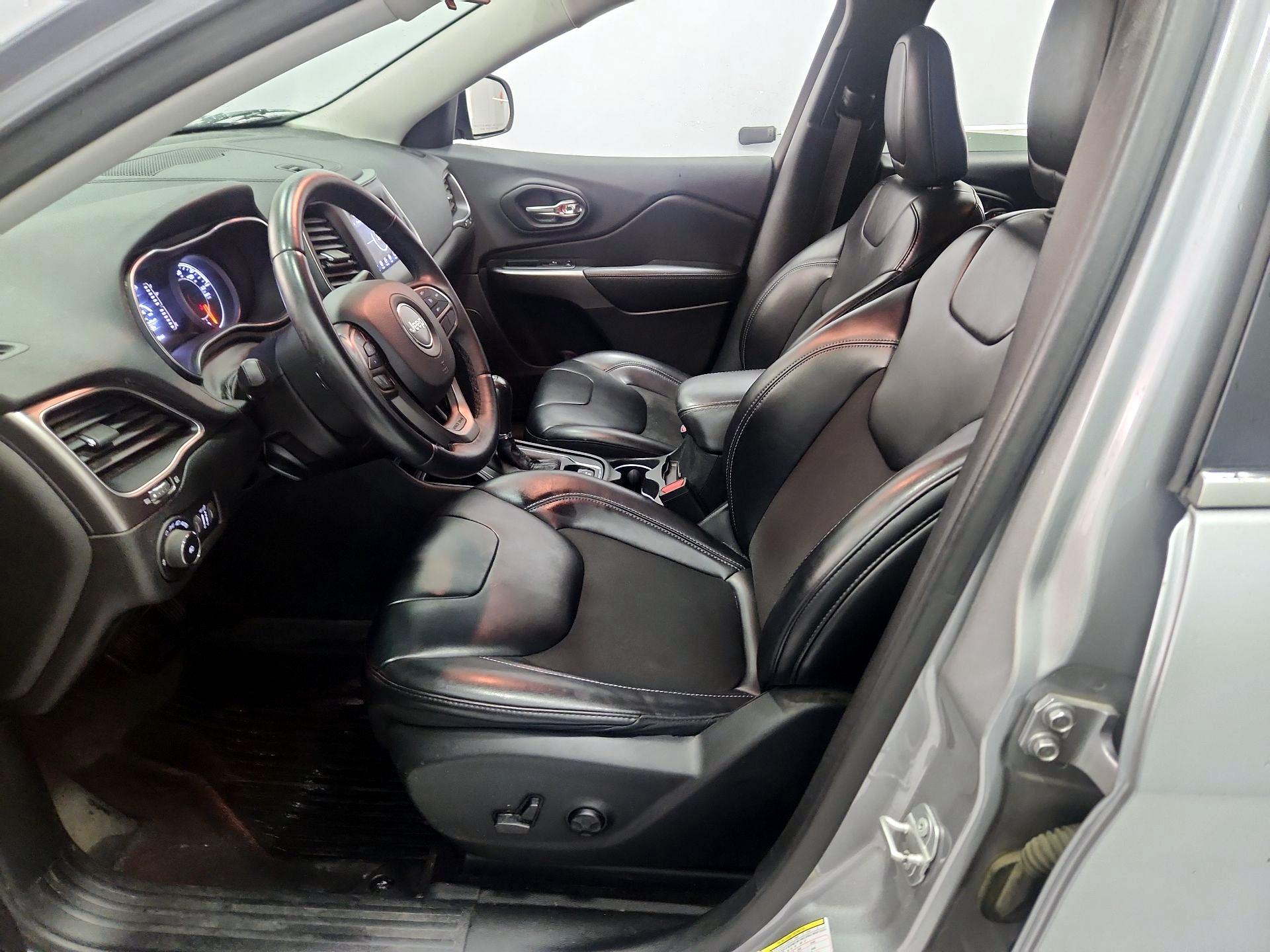 Thumbnail: 2019 Jeep Cherokee - 11