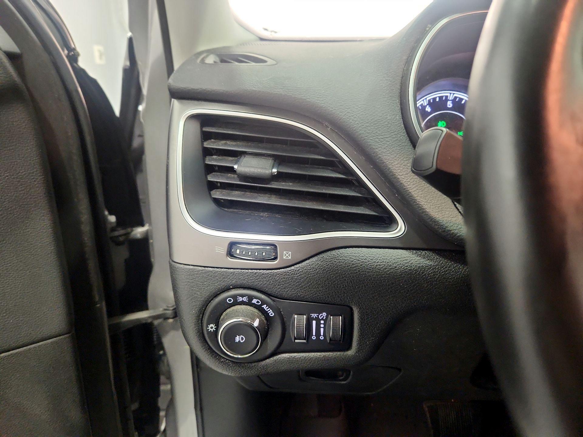 Thumbnail: 2019 Jeep Cherokee - 13