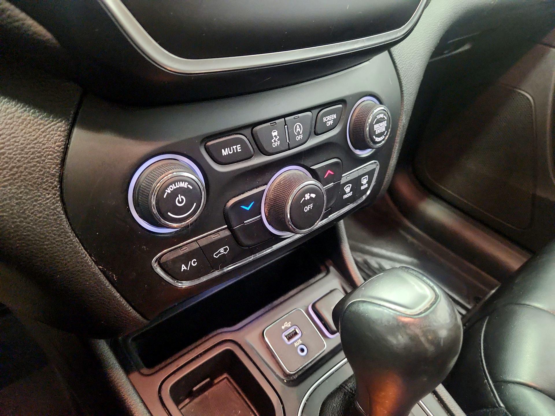 Thumbnail: 2019 Jeep Cherokee - 16