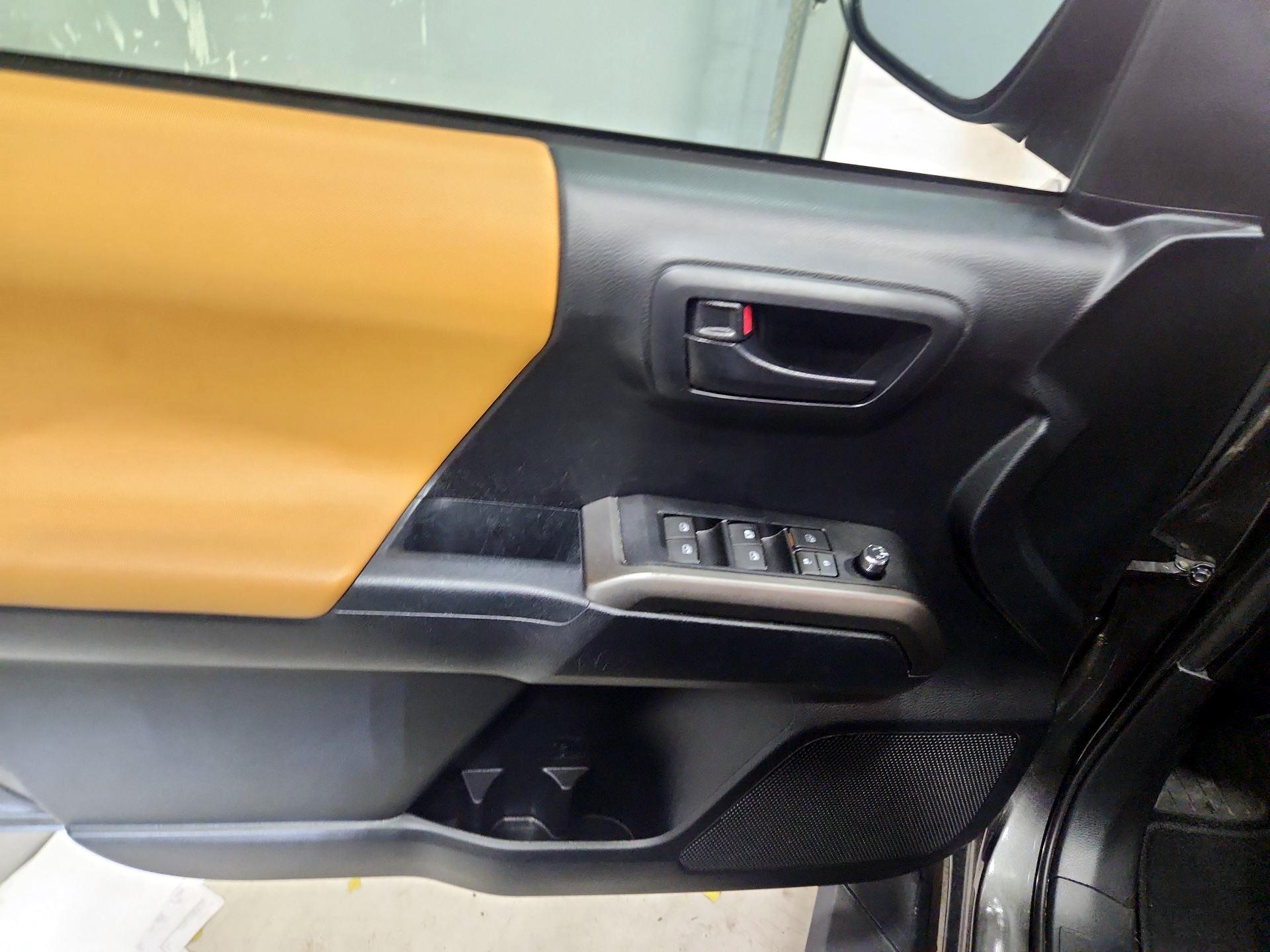 Thumbnail: 2018 Toyota Tacoma - 12