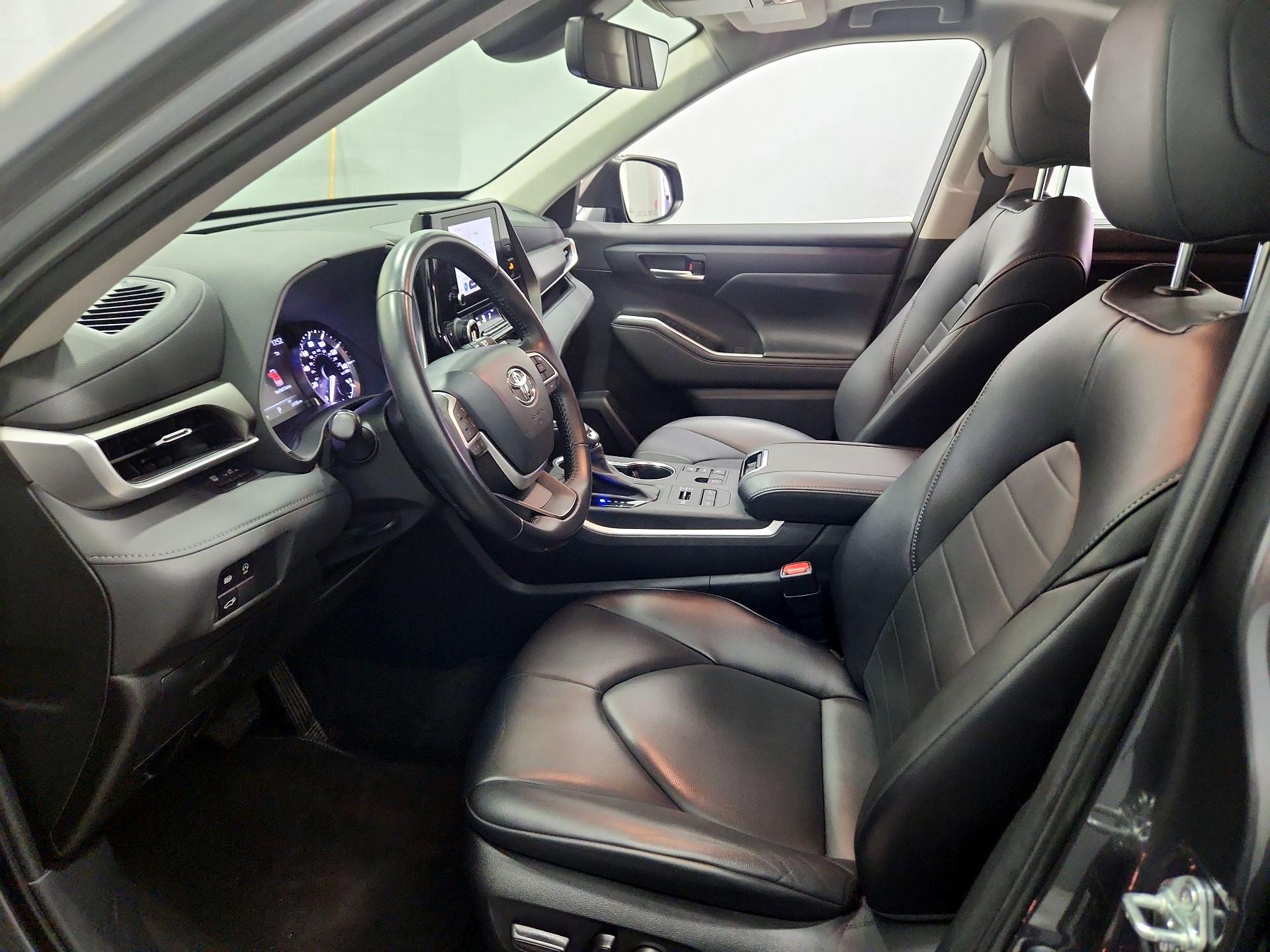 Thumbnail: 2023 Toyota Highlander - 11