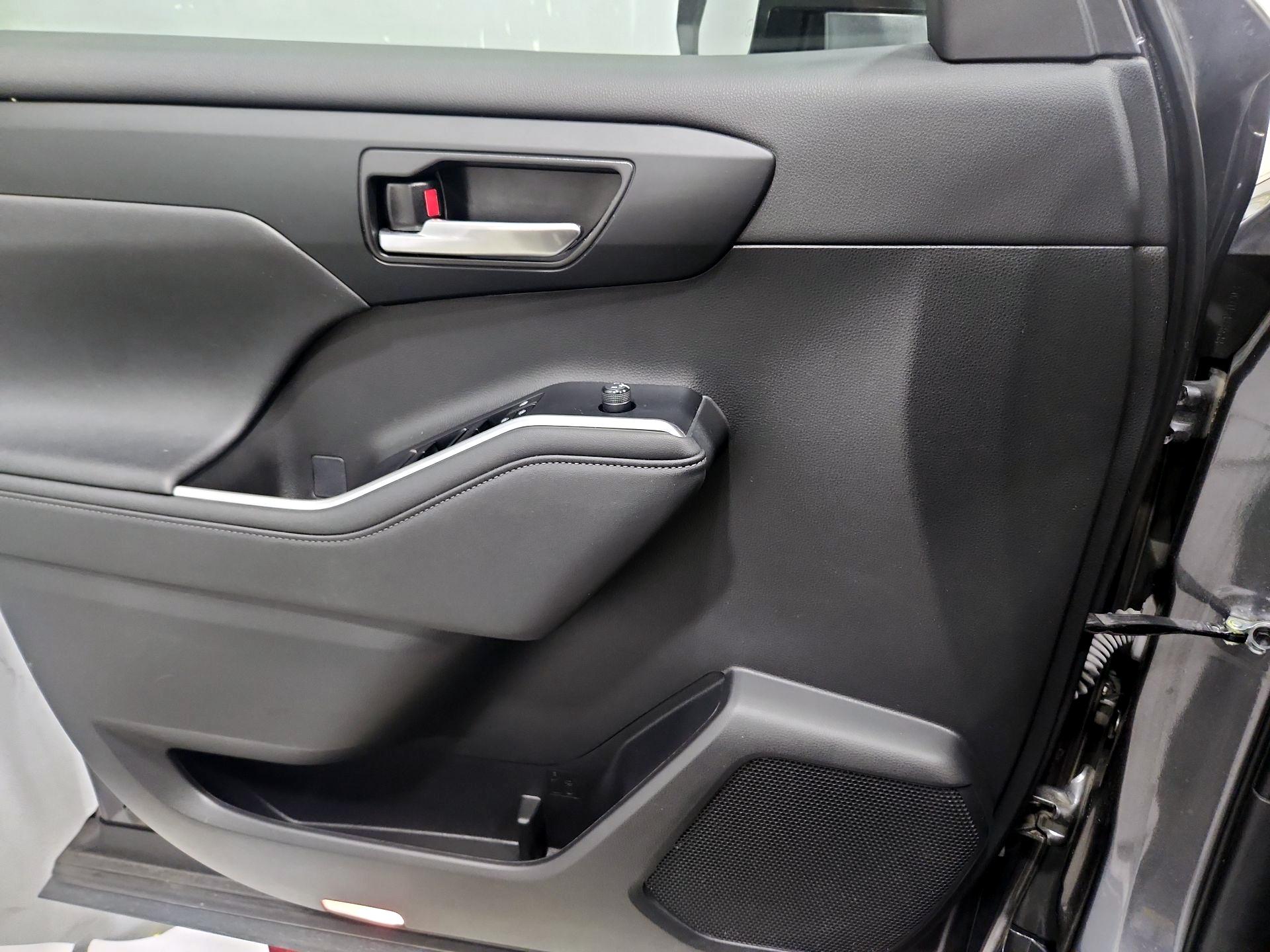 Thumbnail: 2023 Toyota Highlander - 12