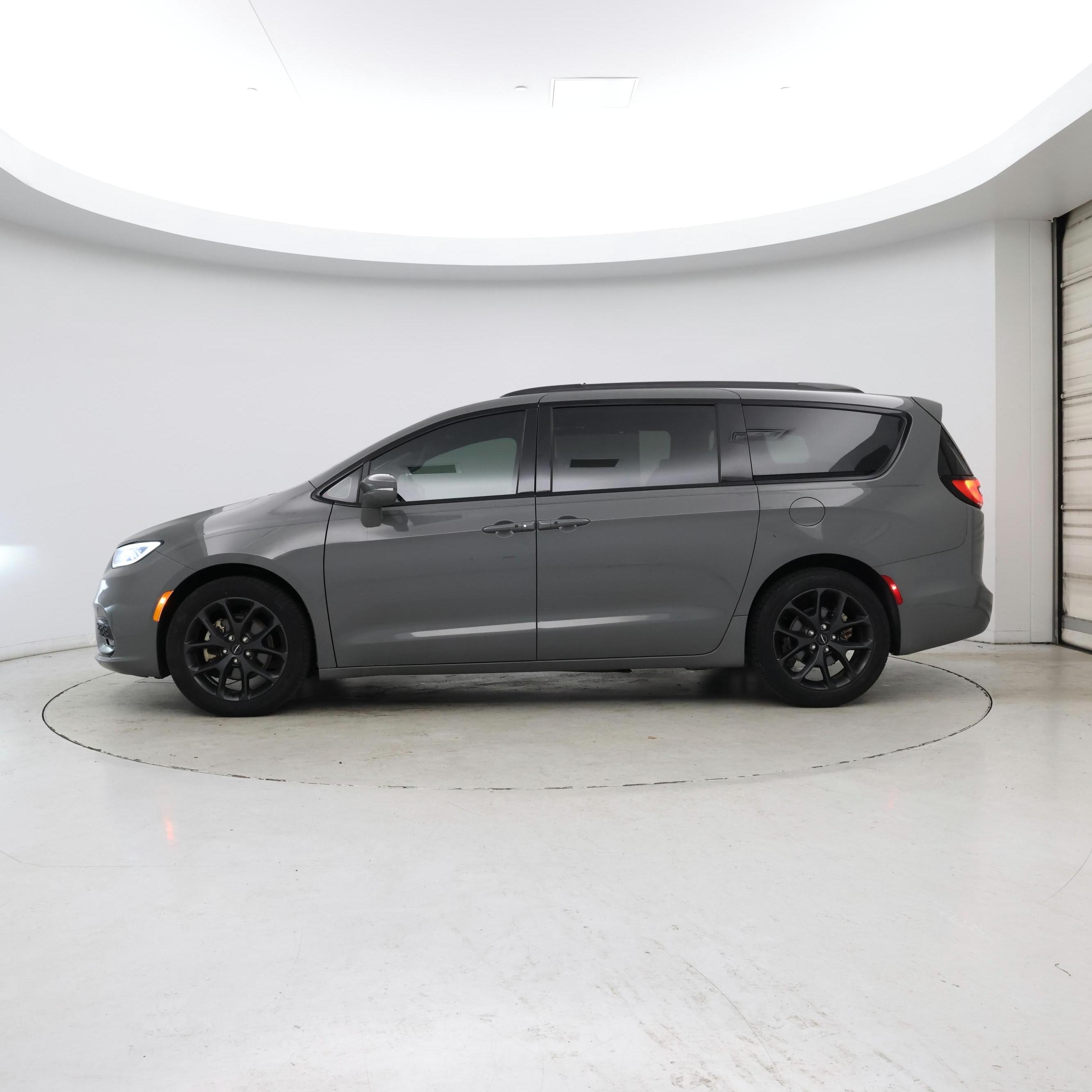 Thumbnail: 2021 Chrysler Pacifica - 3