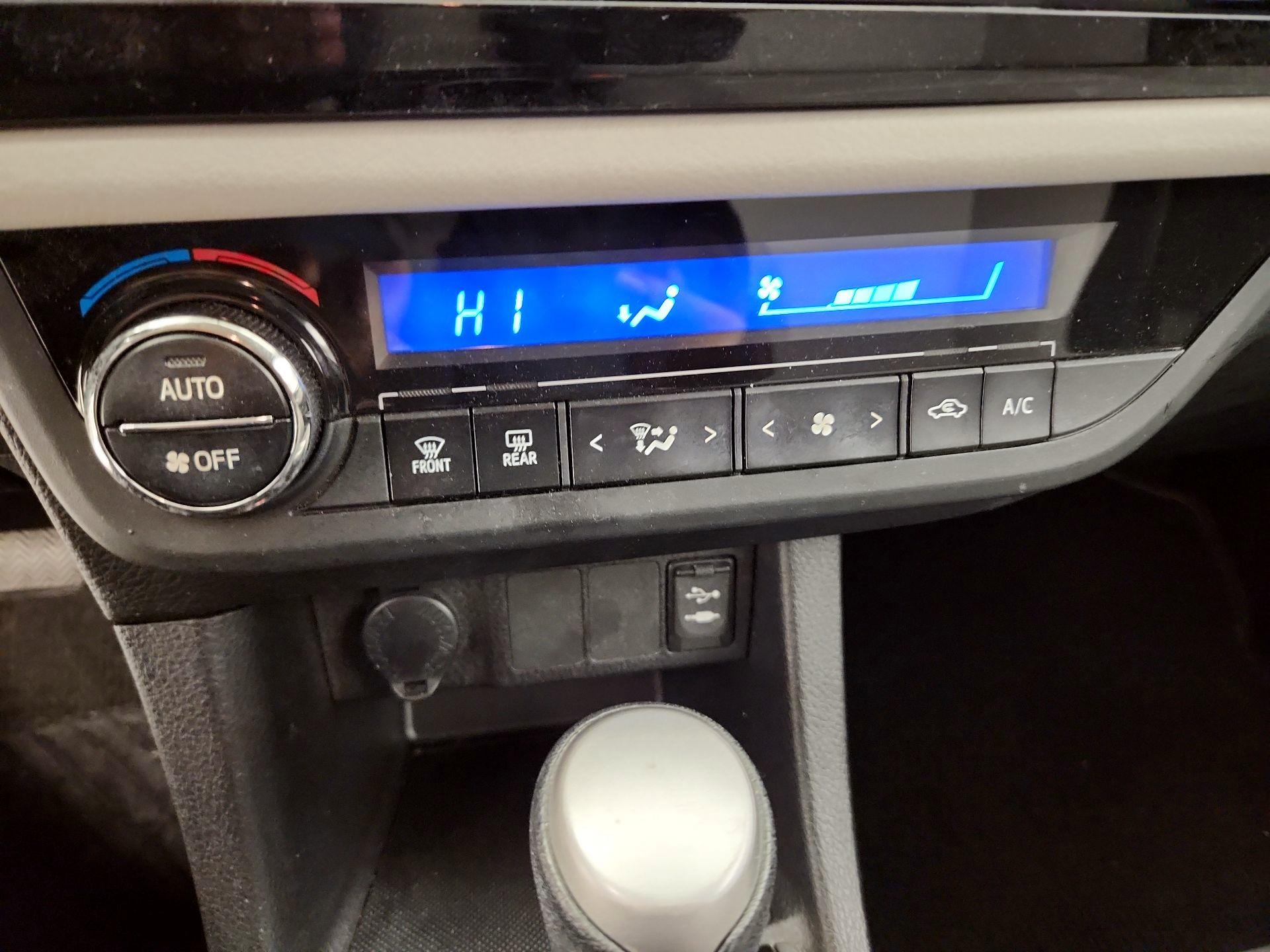 Thumbnail: 2015 Toyota Corolla - 16