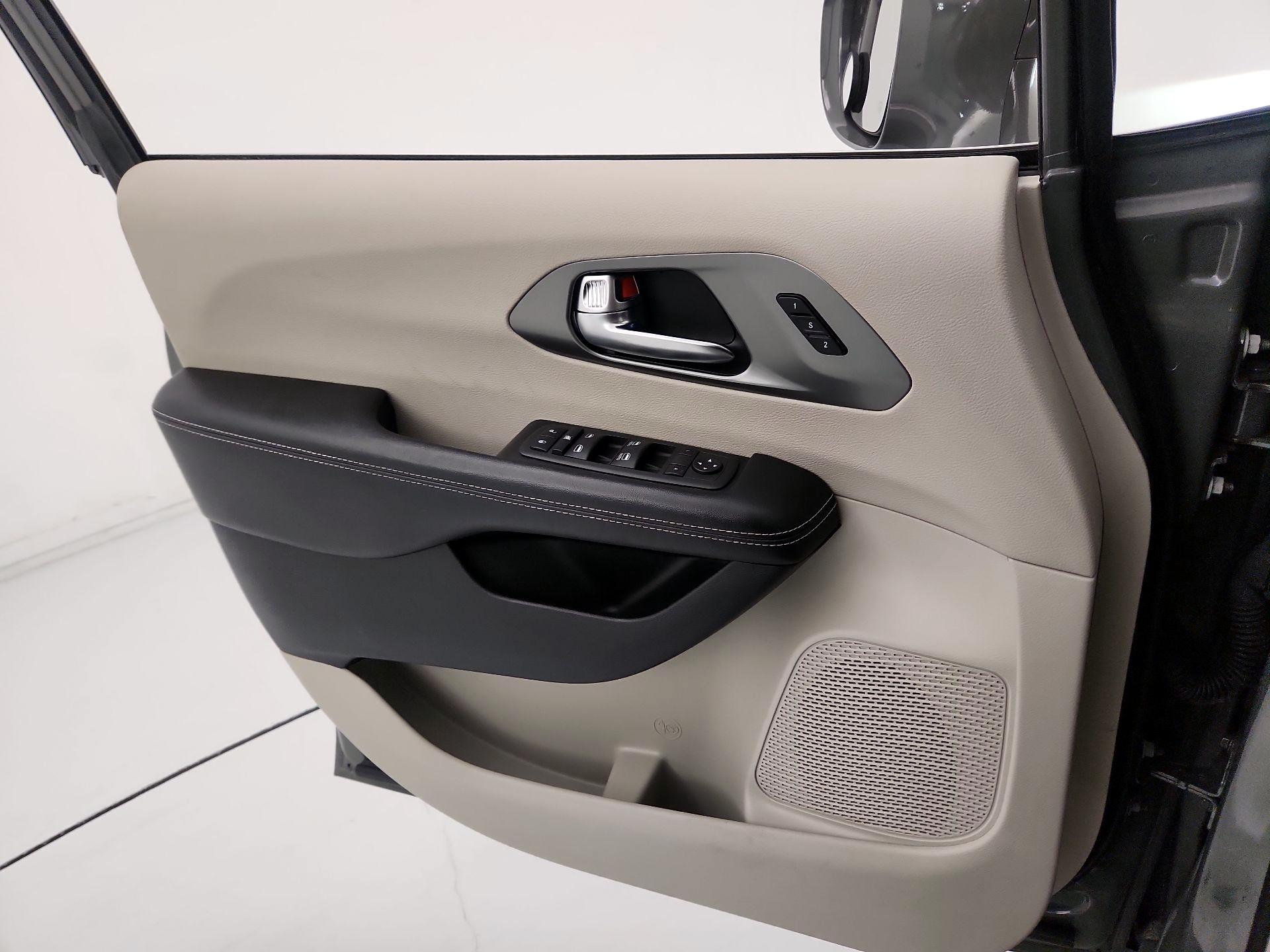 Thumbnail: 2022 Chrysler Pacifica - 12