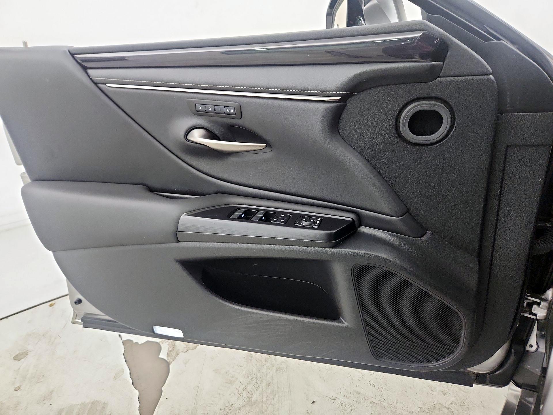 Thumbnail: 2020 Lexus ES - 12