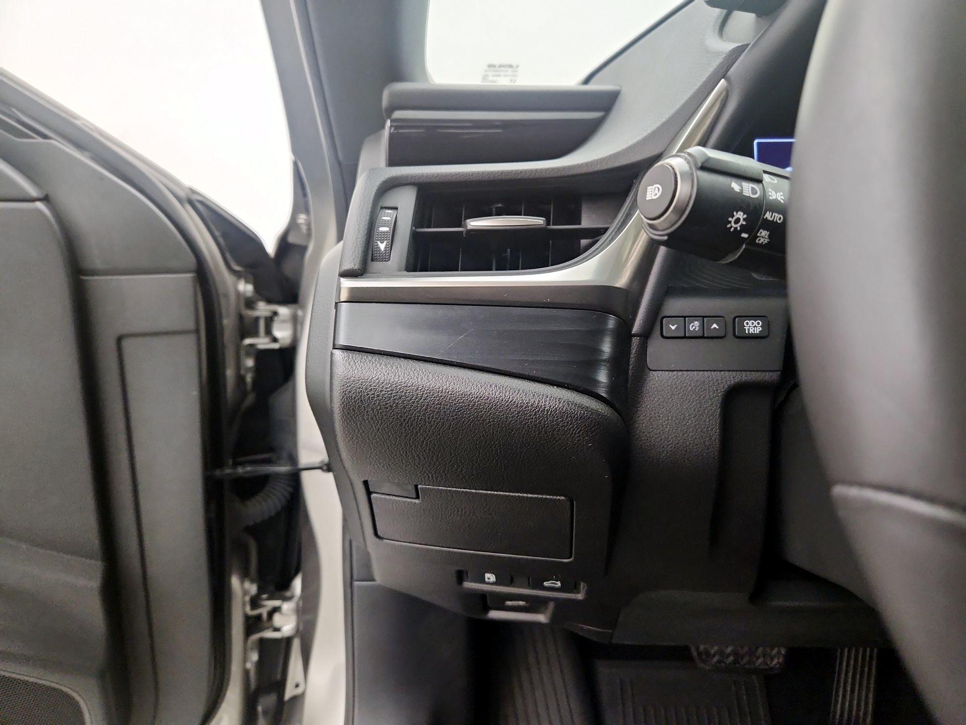 Thumbnail: 2020 Lexus ES - 13