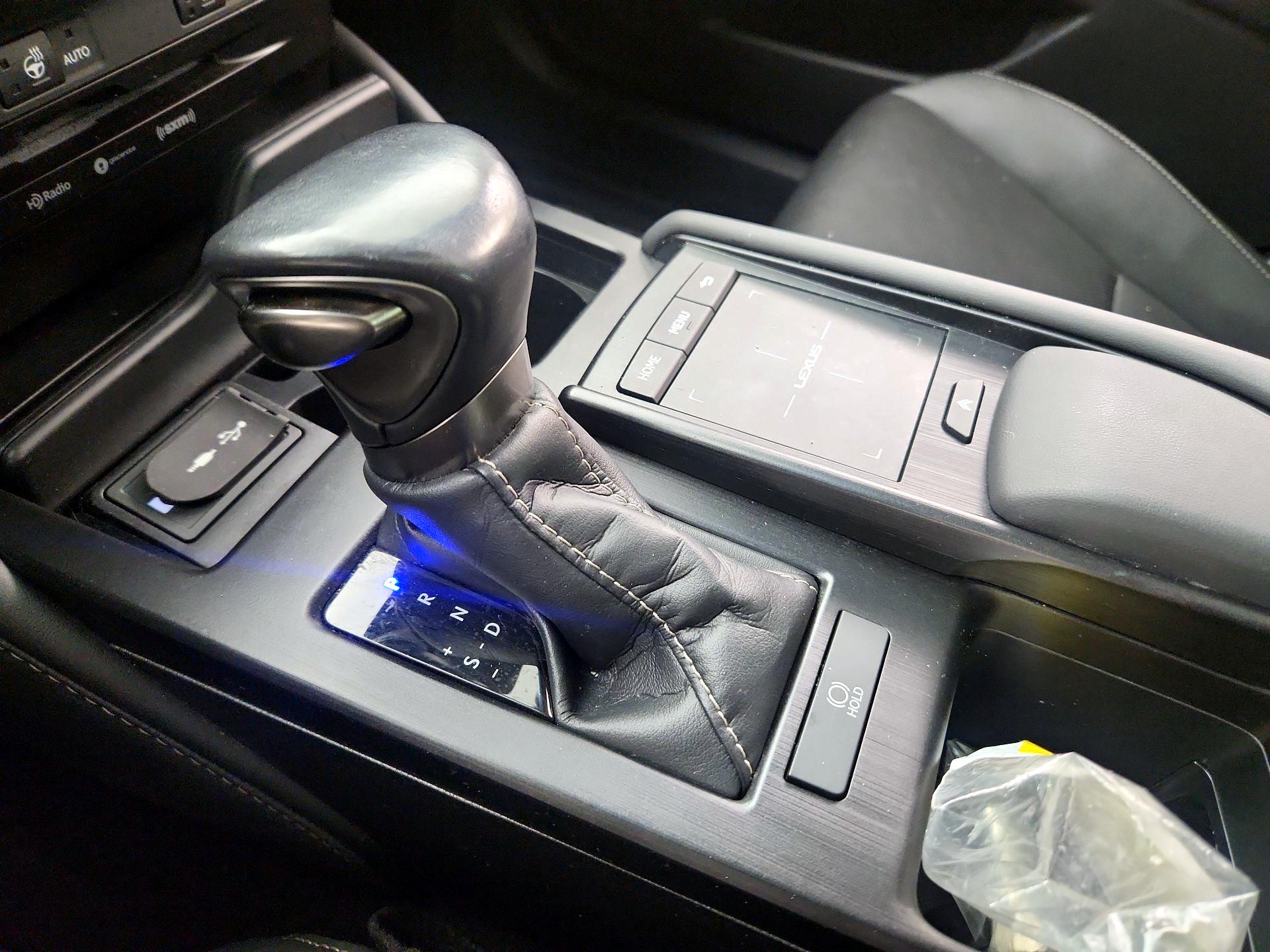 Thumbnail: 2020 Lexus ES - 17