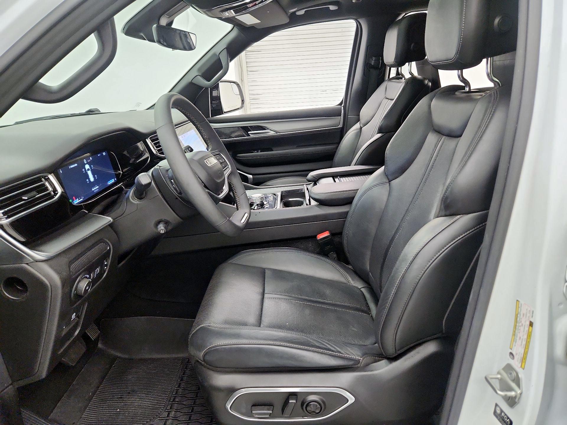 Thumbnail: 2023 Jeep Wagoneer - 11