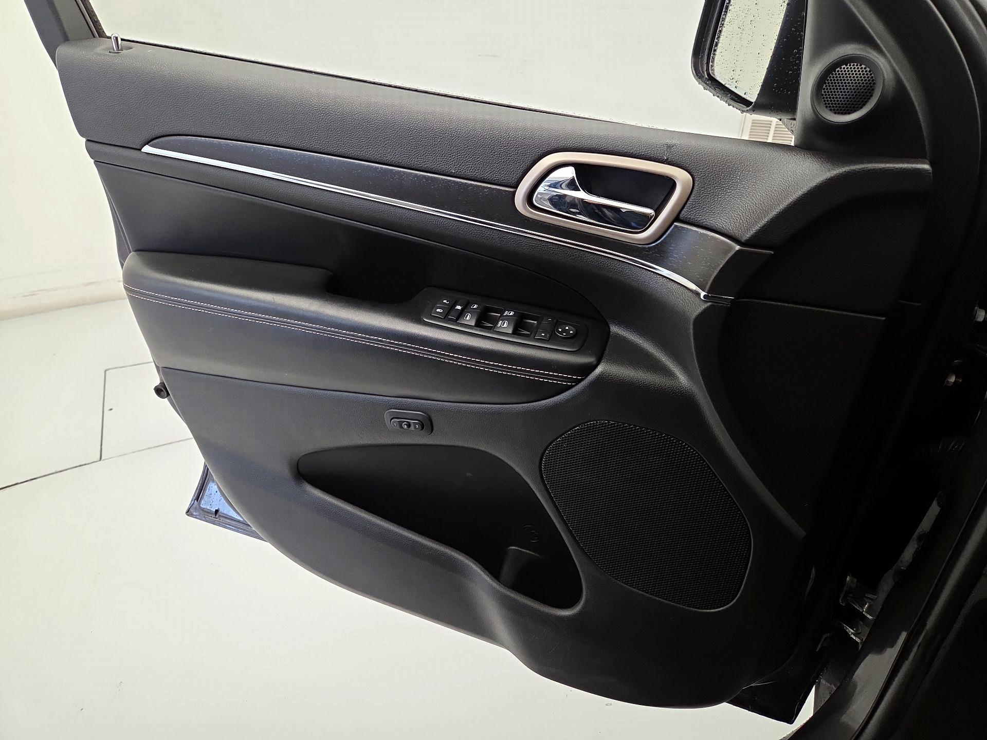 Thumbnail: 2016 Jeep Grand Cherokee - 12