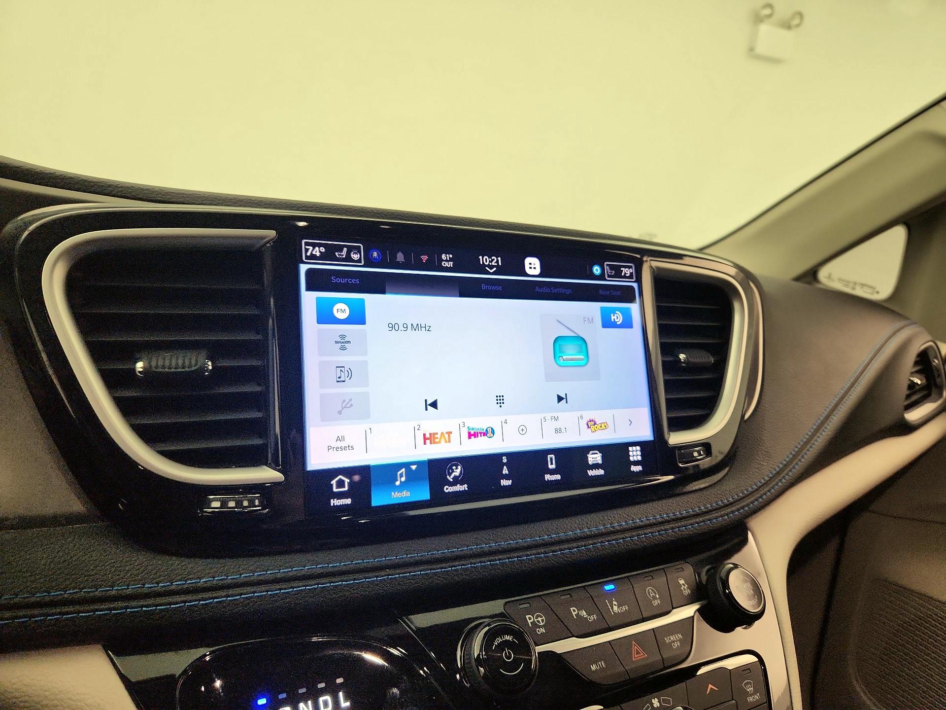 Thumbnail: 2021 Chrysler Pacifica - 16