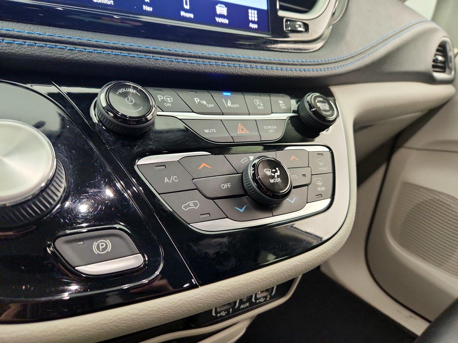 Thumbnail: 2021 Chrysler Pacifica - 17