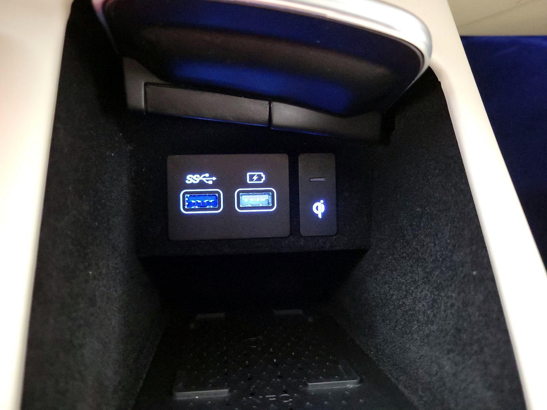 Thumbnail: 2022 Genesis GV70 - 19