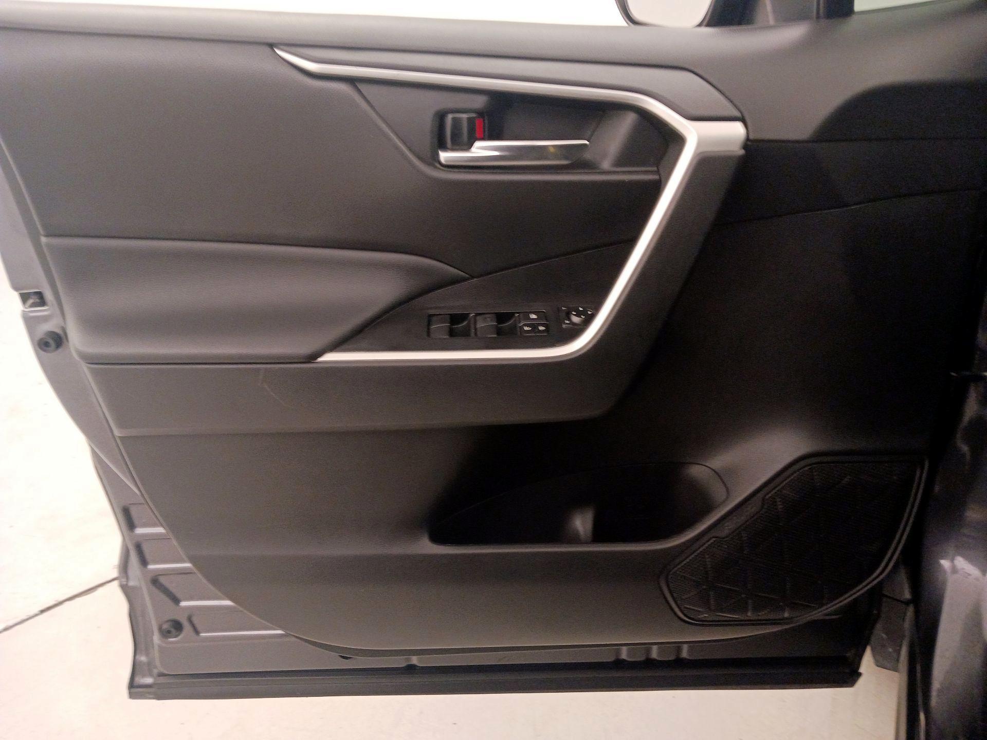 Thumbnail: 2021 Toyota RAV4 - 12