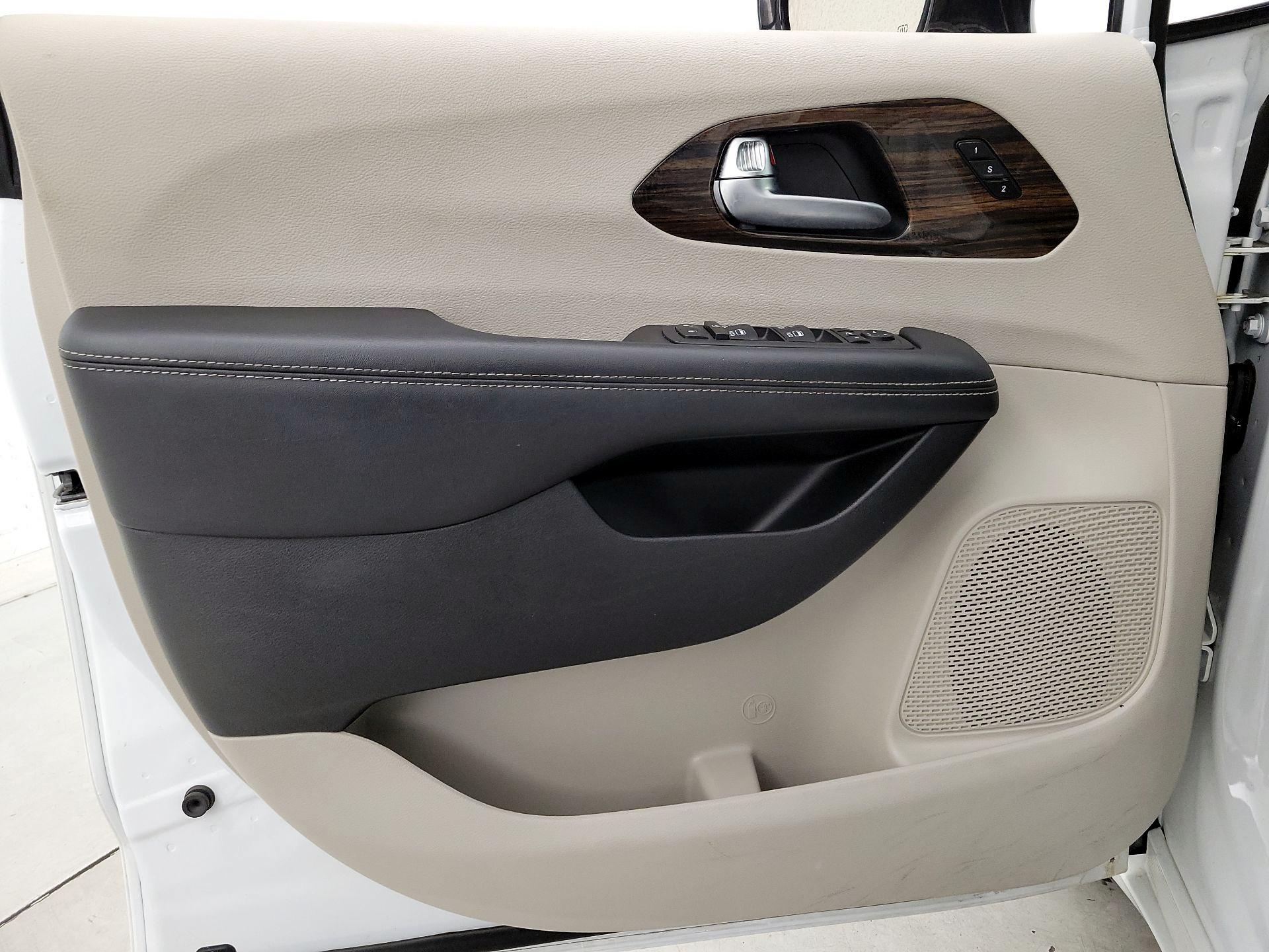 Thumbnail: 2023 Chrysler Pacifica - 12