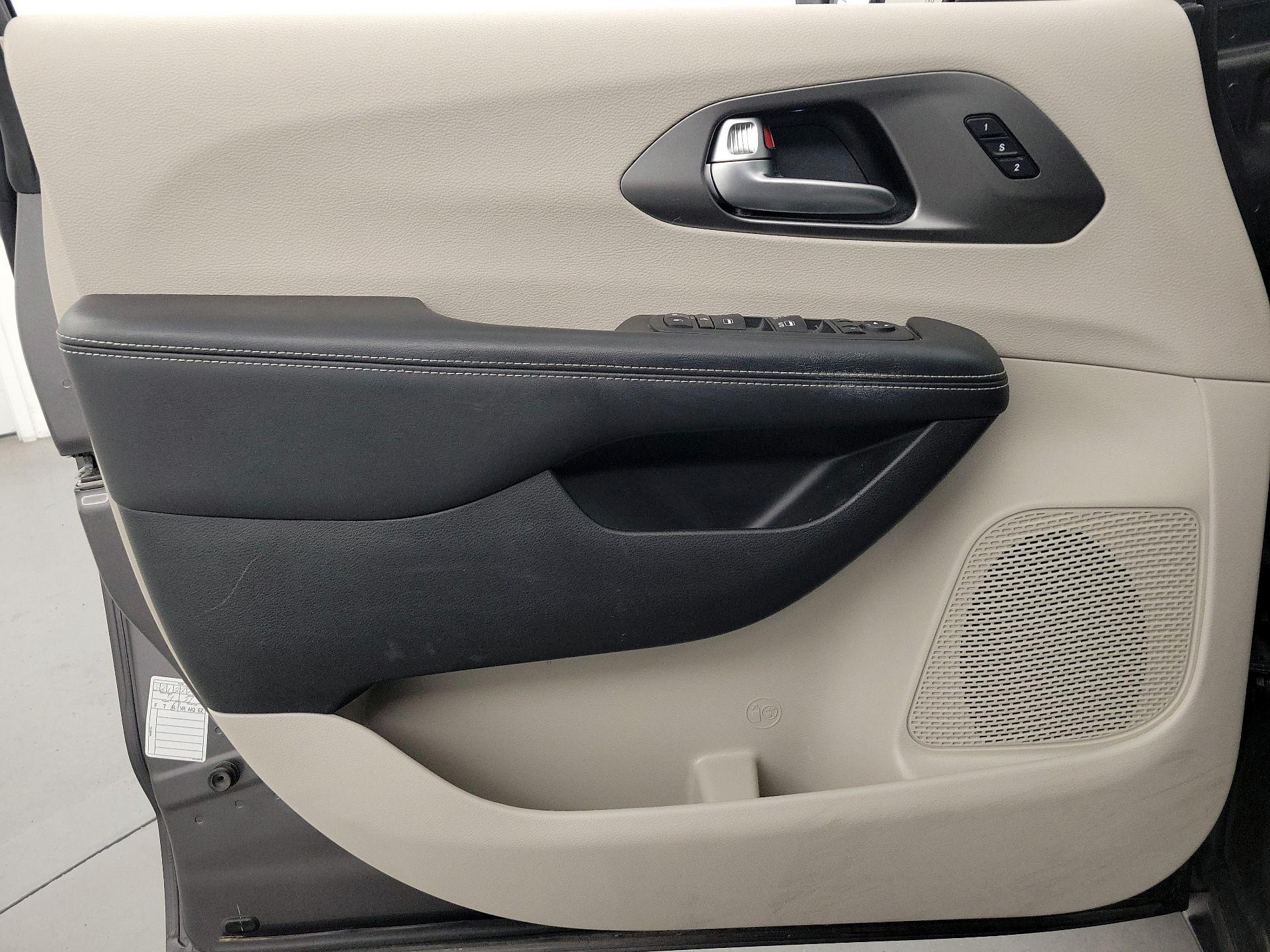 Thumbnail: 2023 Chrysler Pacifica - 12