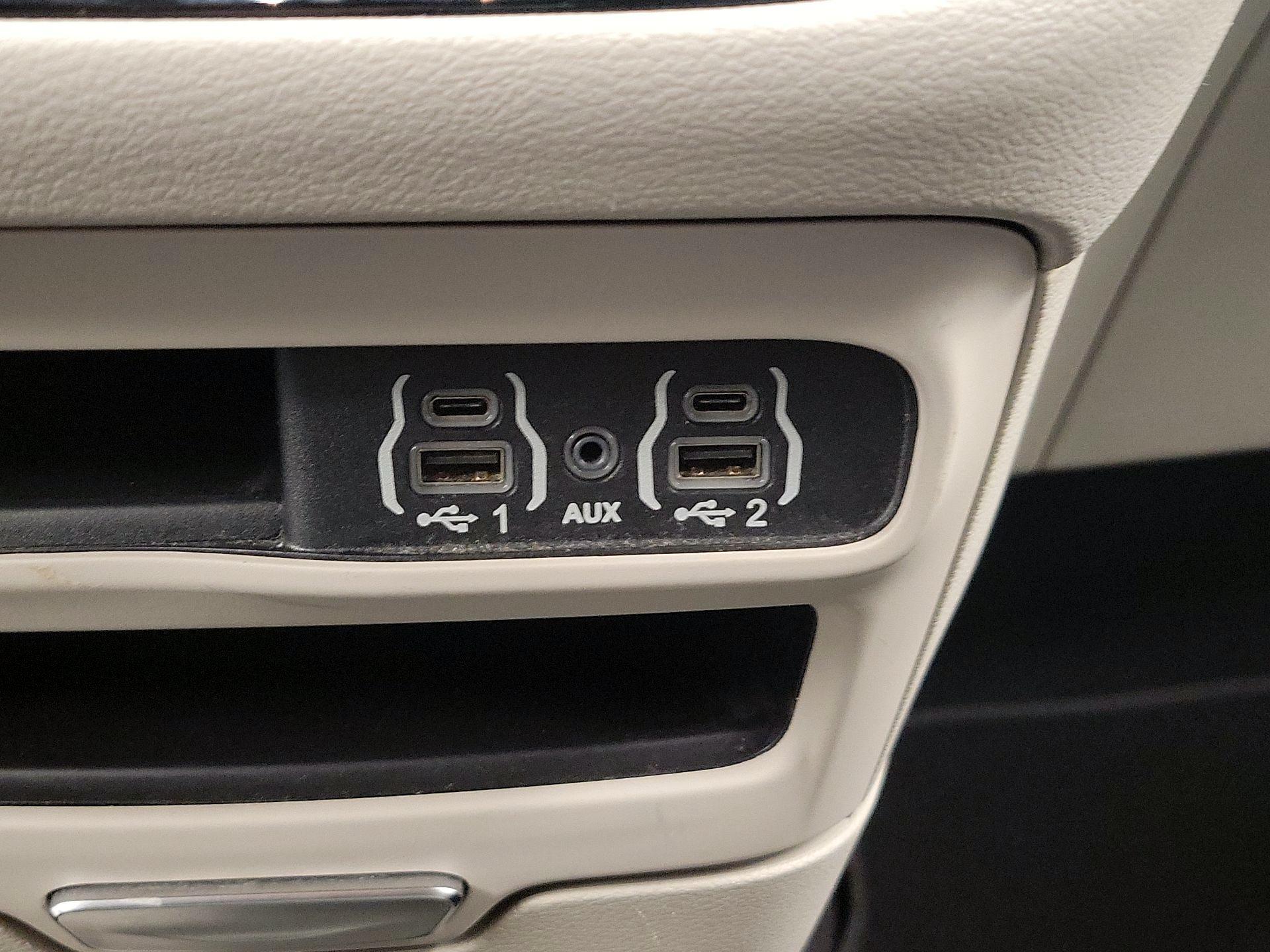 Thumbnail: 2023 Chrysler Pacifica - 18