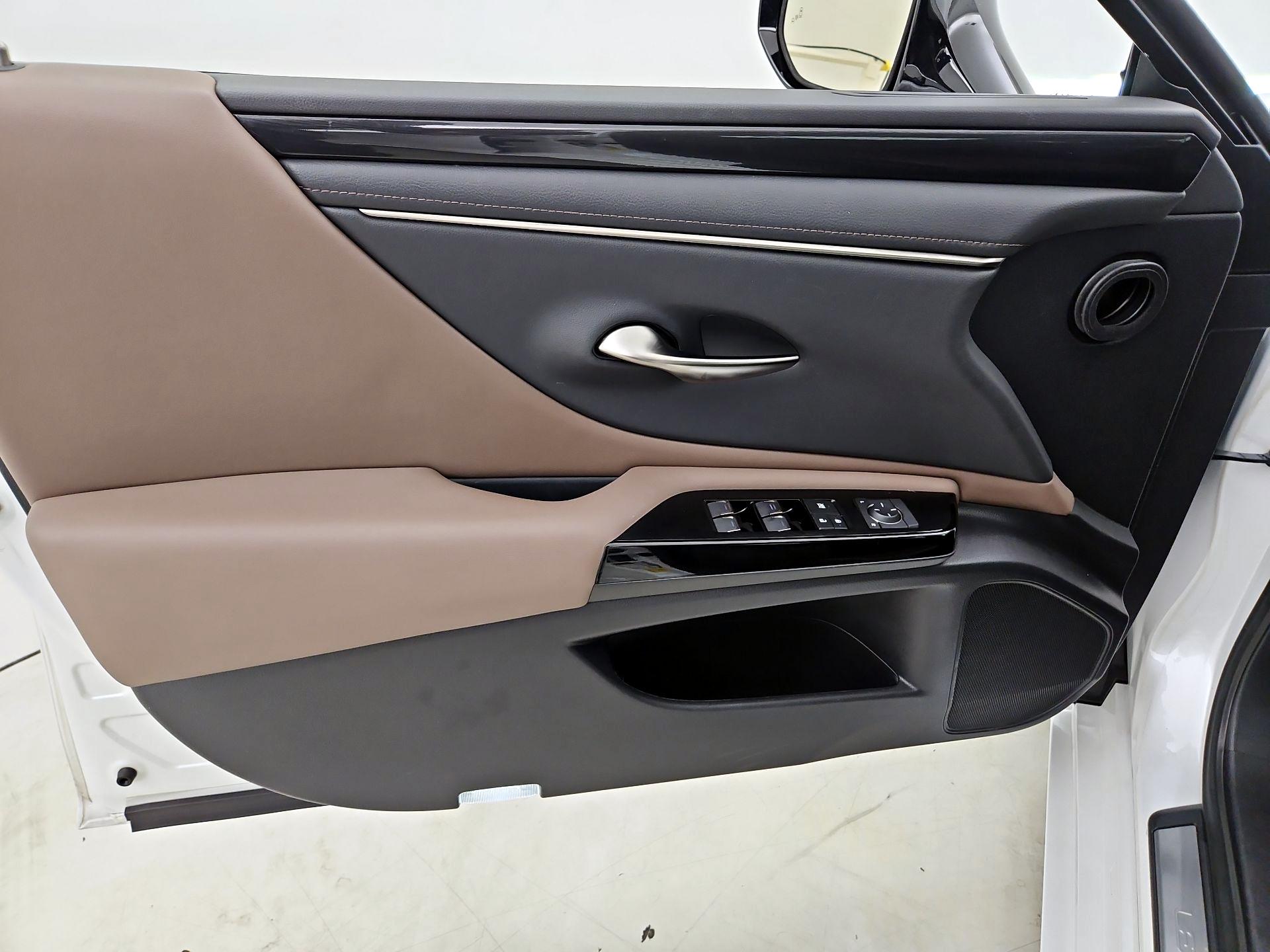 Thumbnail: 2022 Lexus ES - 12