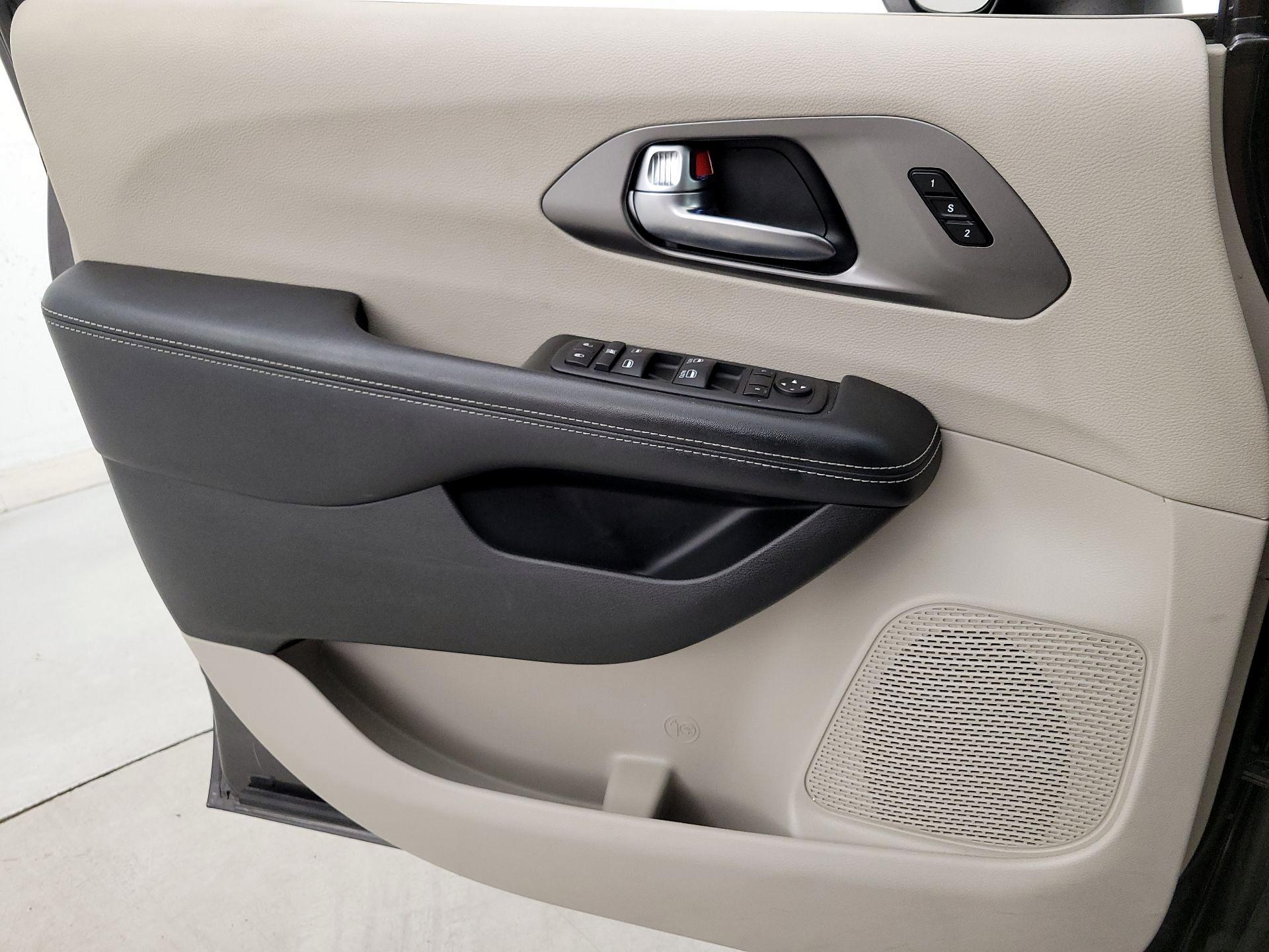 Thumbnail: 2023 Chrysler Pacifica - 12