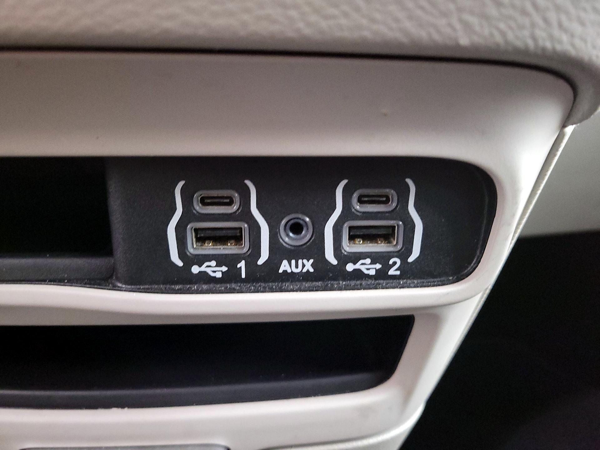 Thumbnail: 2023 Chrysler Pacifica - 18