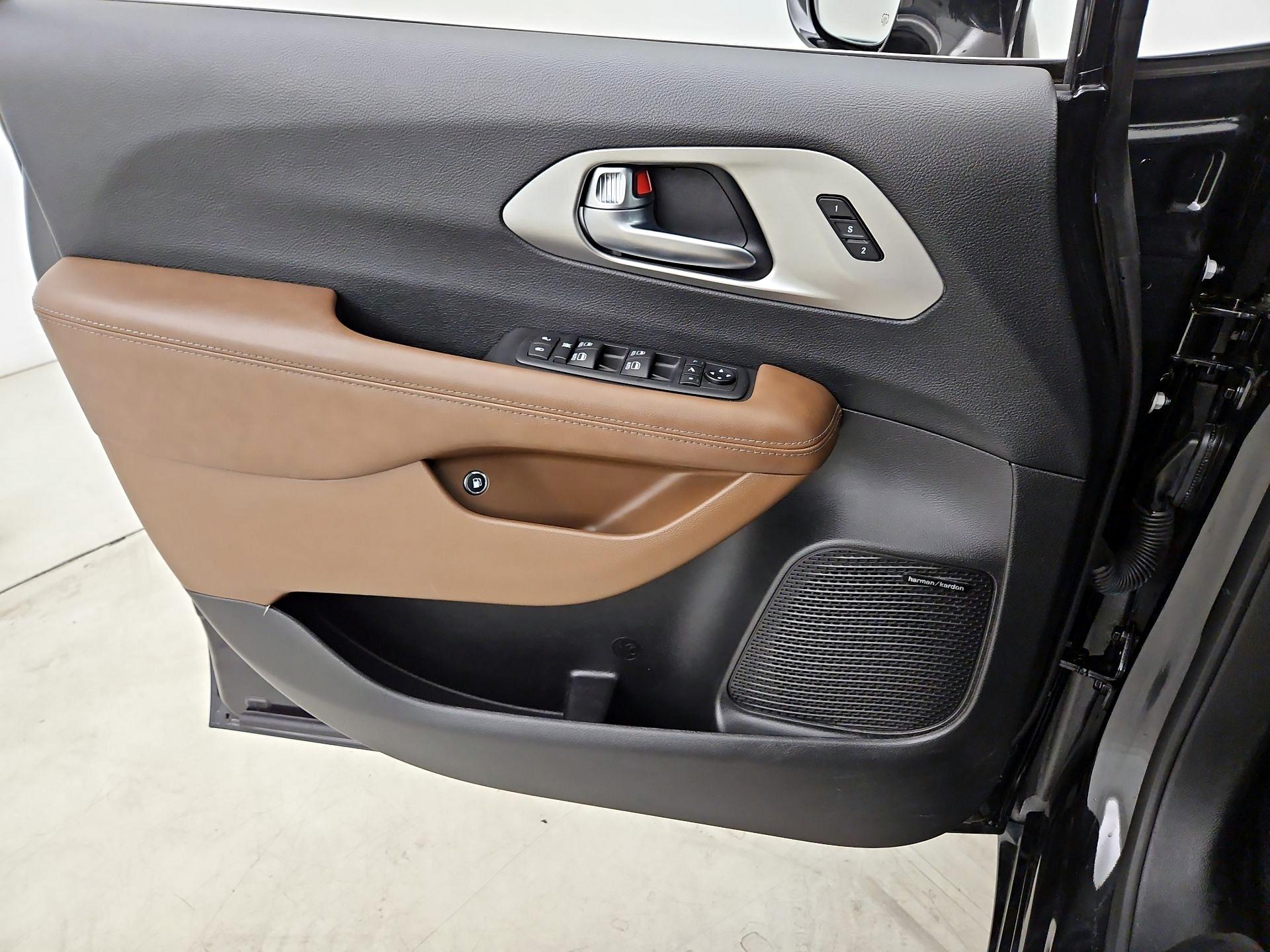 Thumbnail: 2021 Chrysler Pacifica - 12