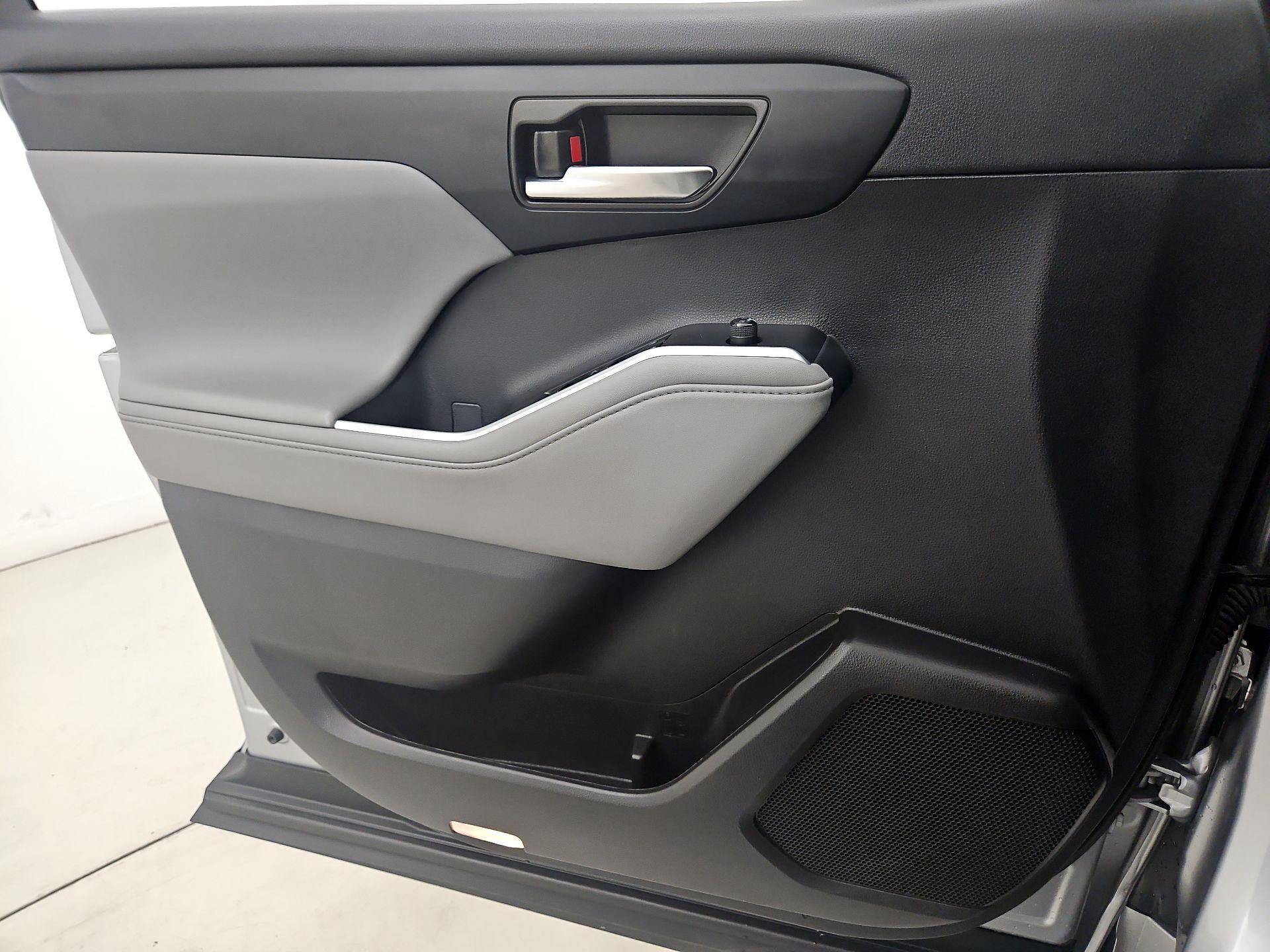 Thumbnail: 2023 Toyota Highlander - 12