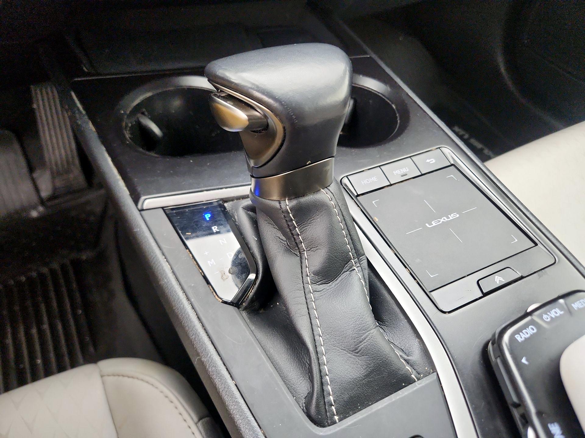 Thumbnail: 2022 Lexus UX - 17