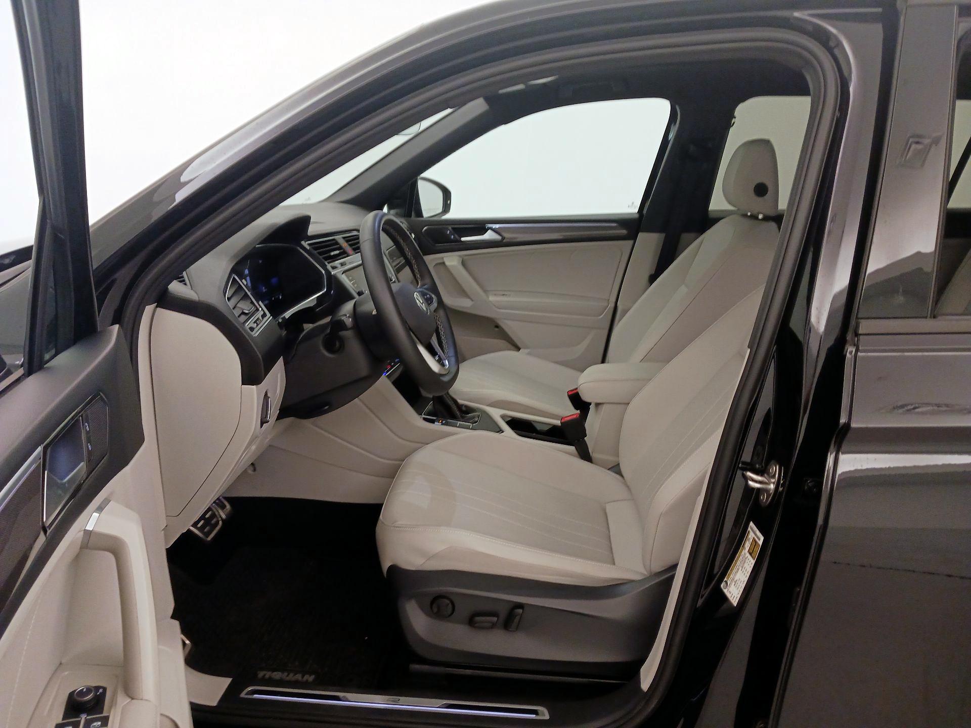 Thumbnail: 2023 Volkswagen Tiguan - 11