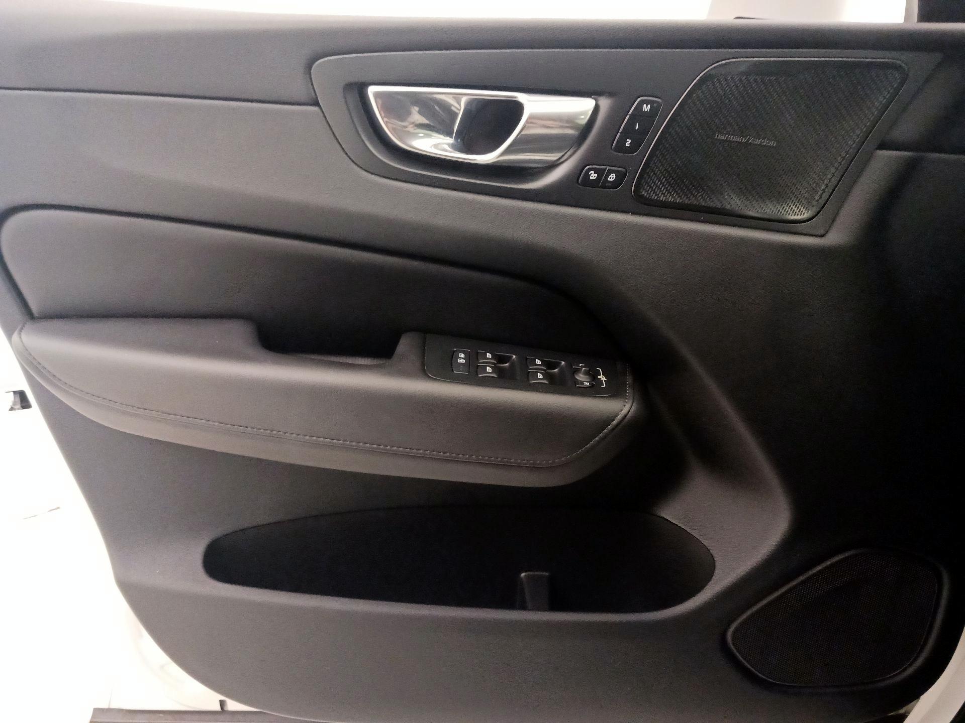 Thumbnail: 2023 Volvo XC60 - 12