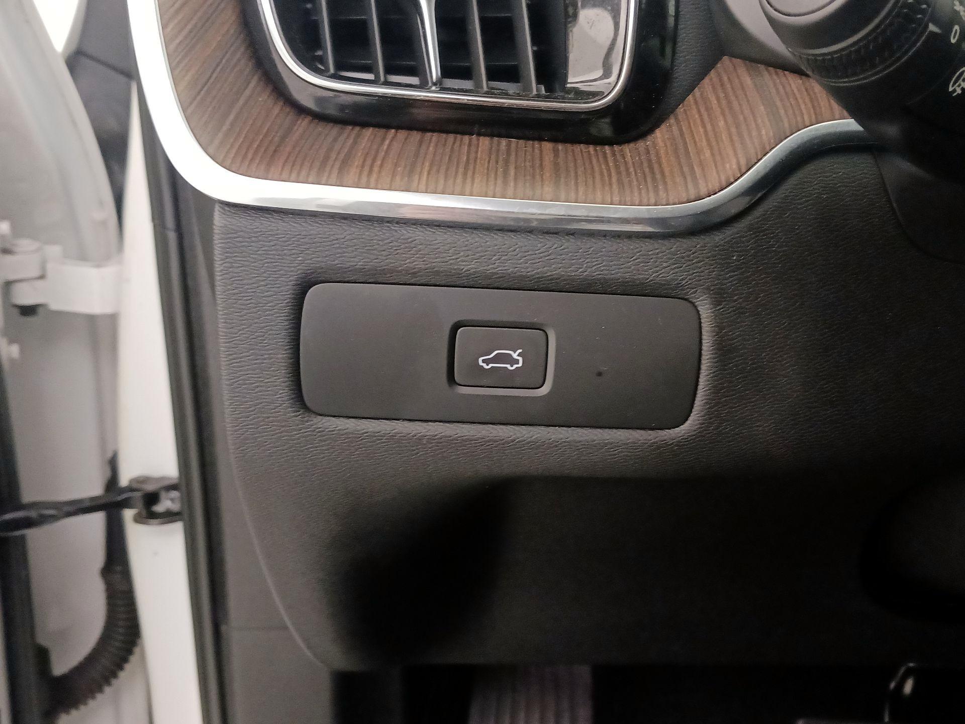 Thumbnail: 2023 Volvo XC60 - 13