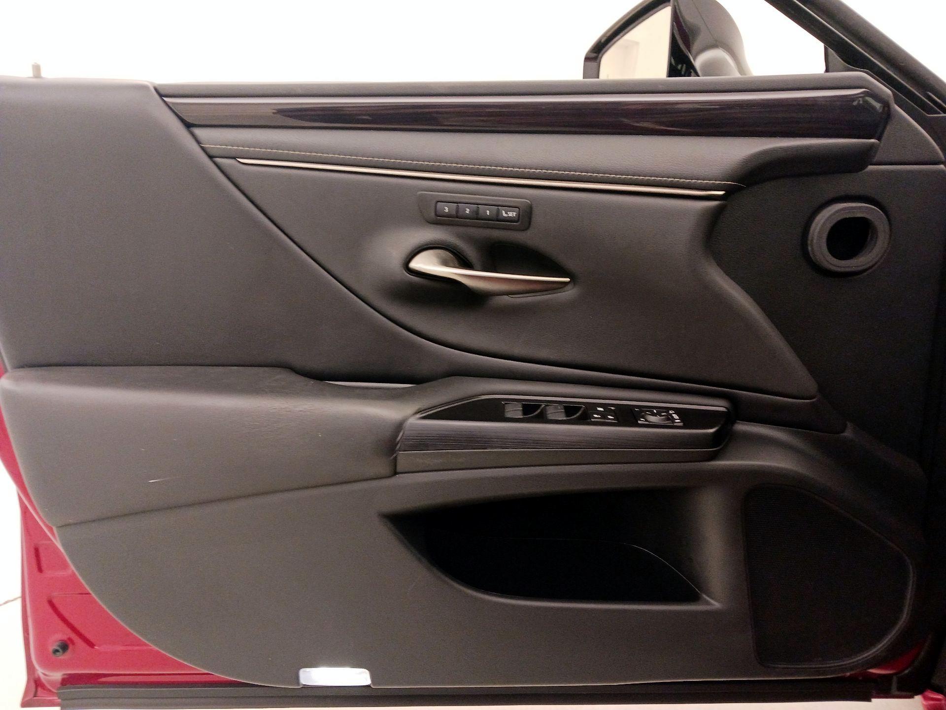 Thumbnail: 2020 Lexus ES - 12