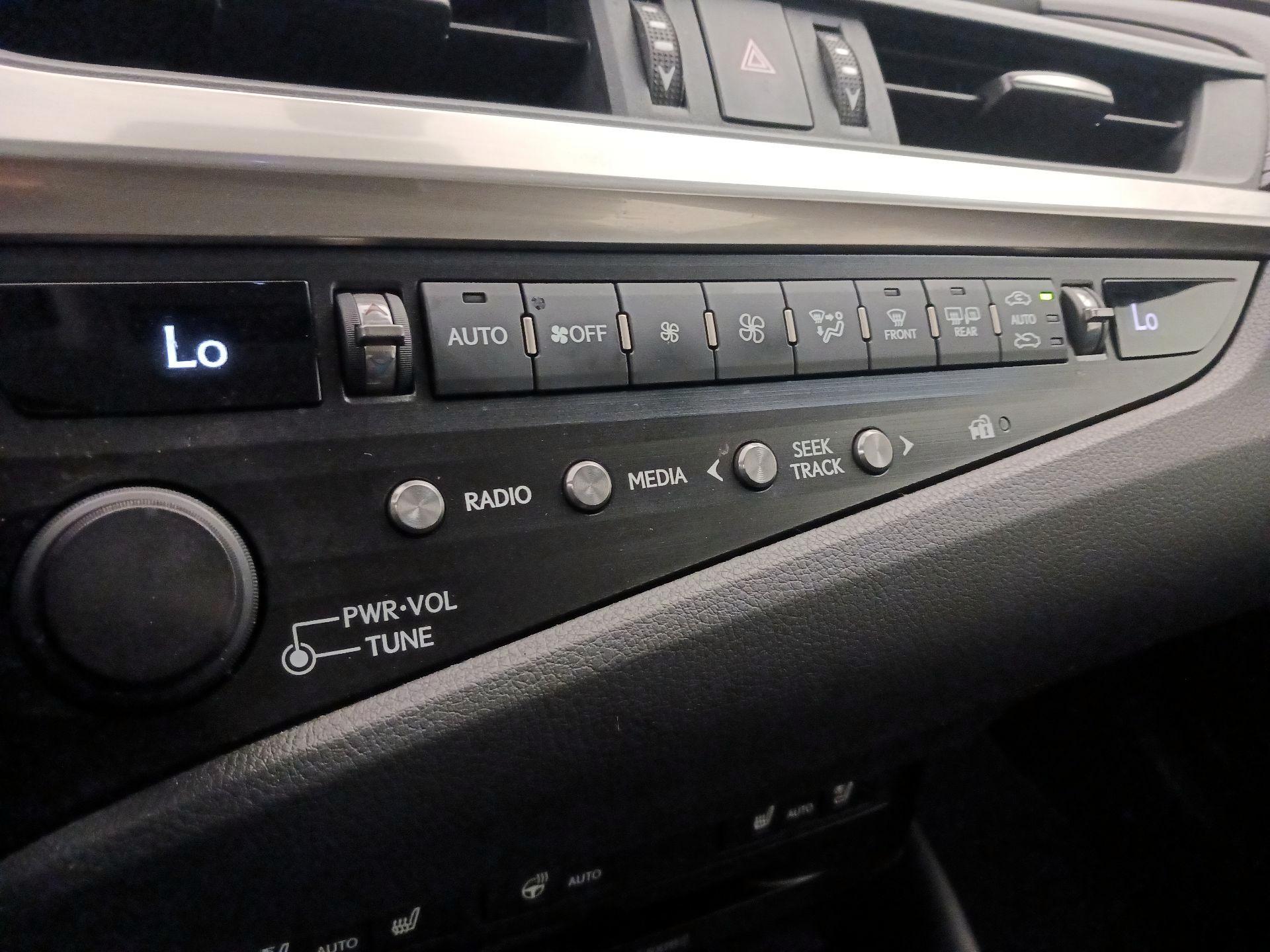 Thumbnail: 2020 Lexus ES - 15