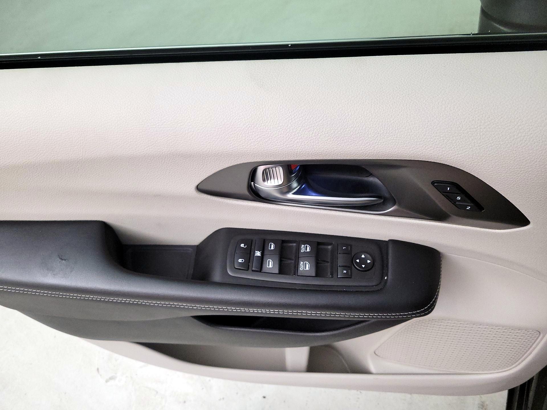 Thumbnail: 2023 Chrysler Pacifica - 12