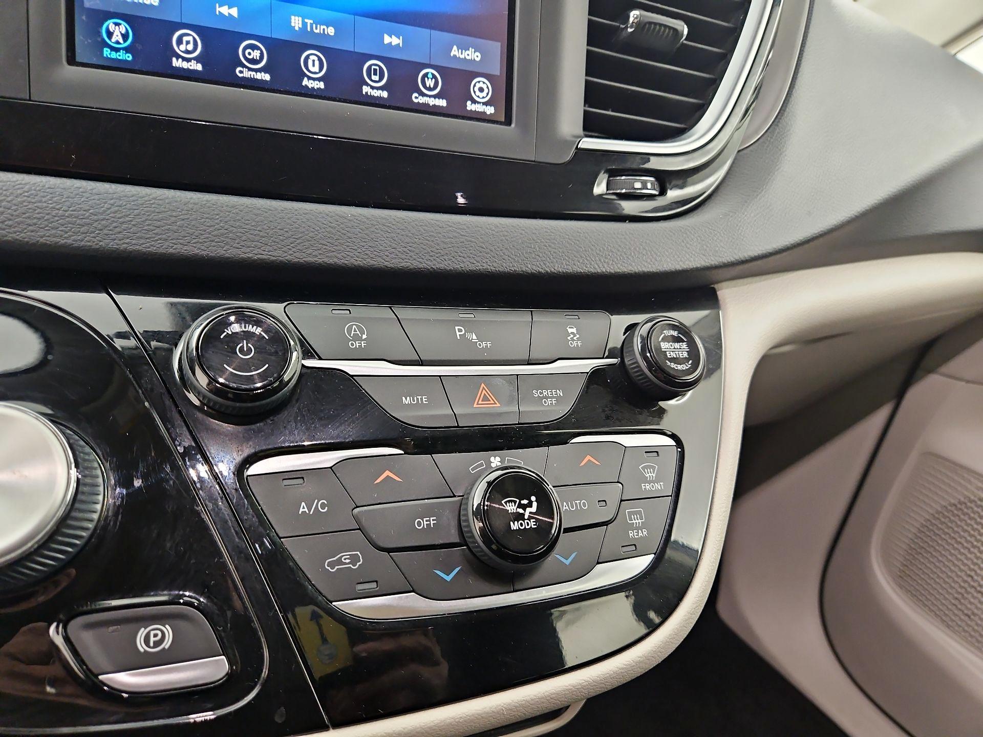 Thumbnail: 2020 Chrysler Pacifica - 17