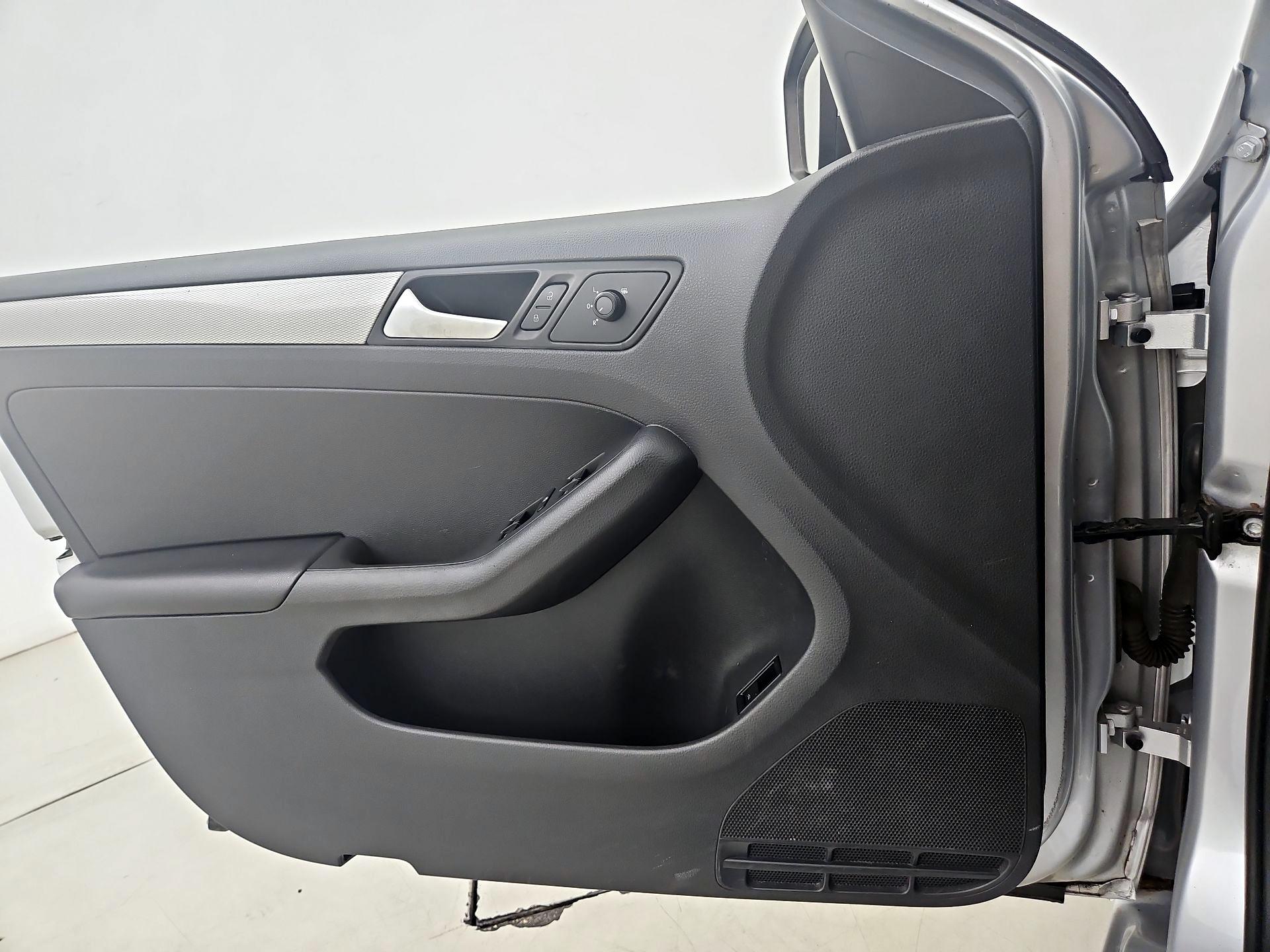 Thumbnail: 2015 Volkswagen Jetta - 12