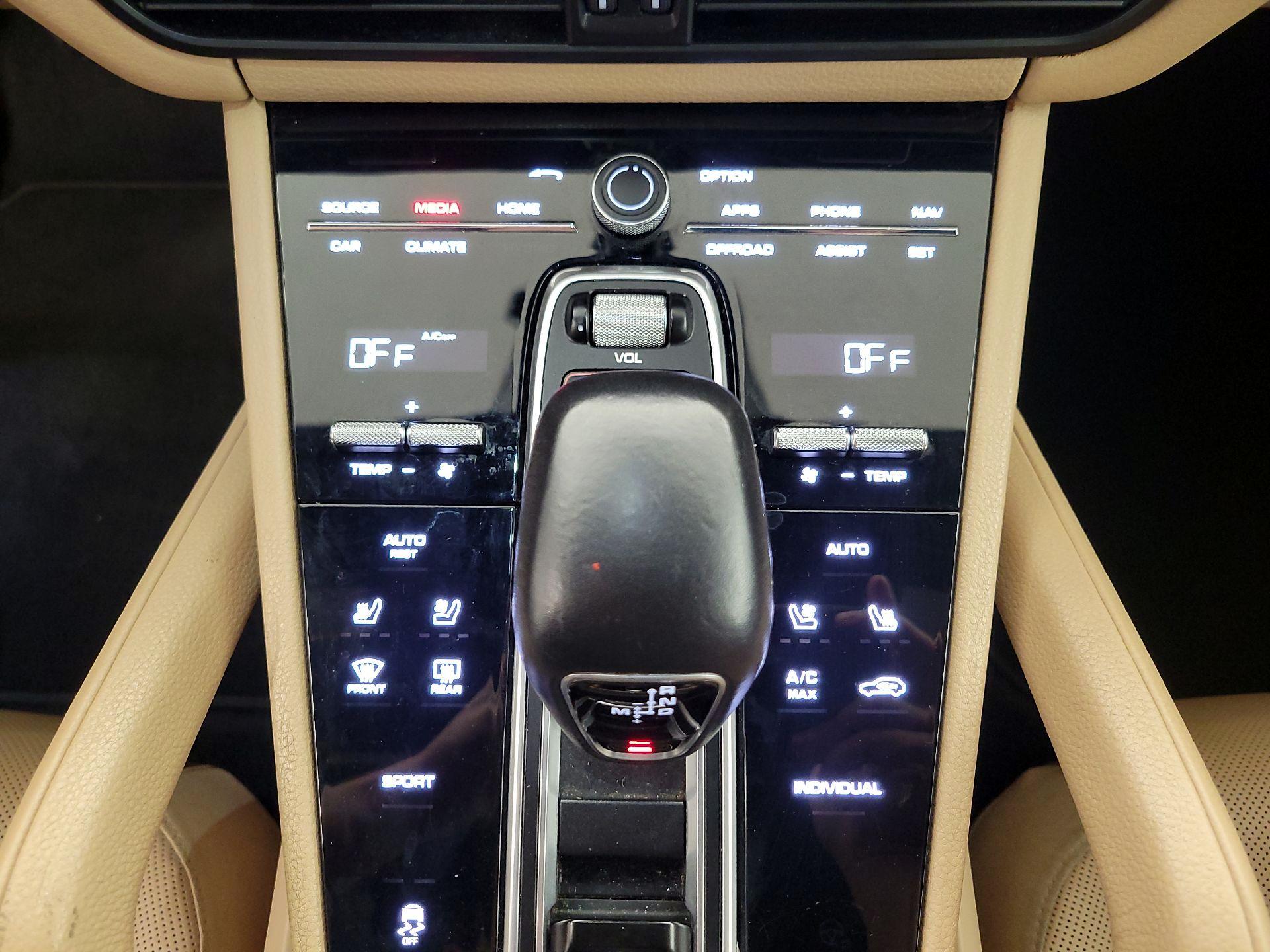 Thumbnail: 2021 Porsche Cayenne - 17