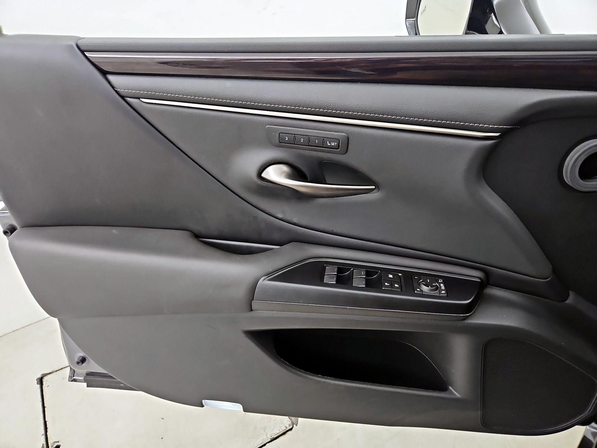 Thumbnail: 2020 Lexus ES - 12