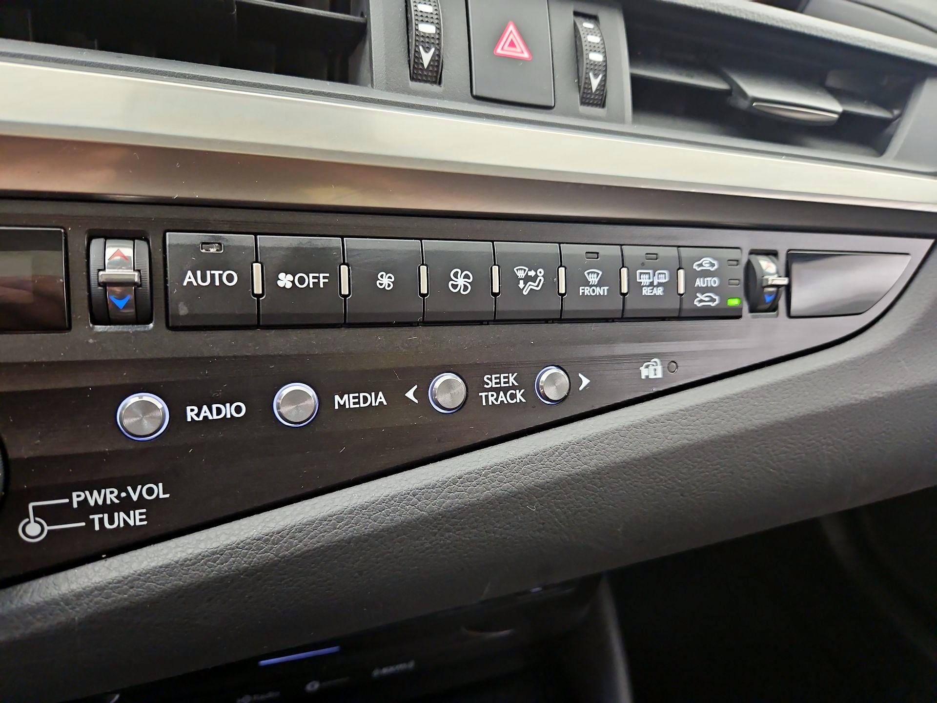 Thumbnail: 2020 Lexus ES - 17