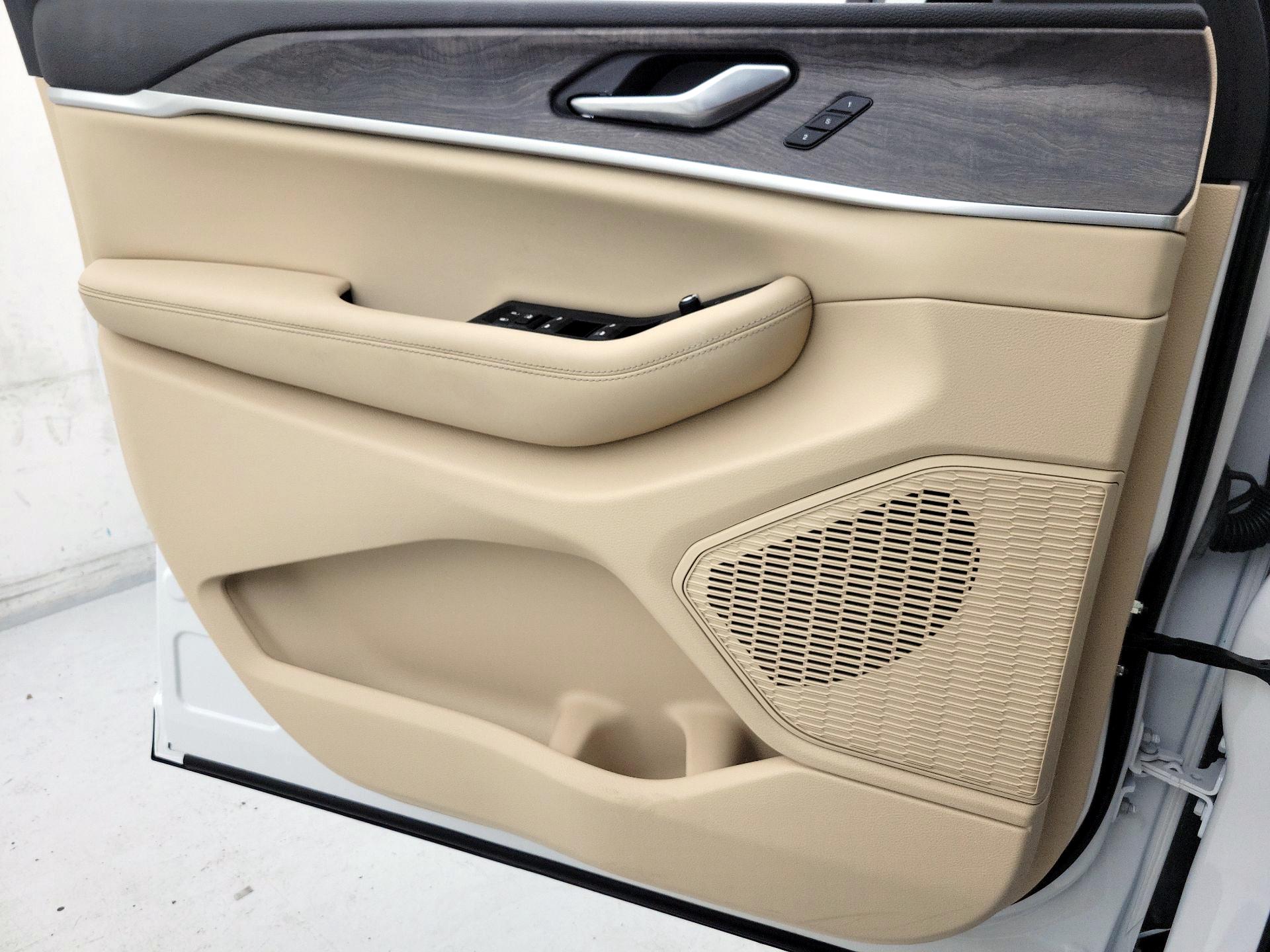 Thumbnail: 2023 Jeep Grand Cherokee - 12