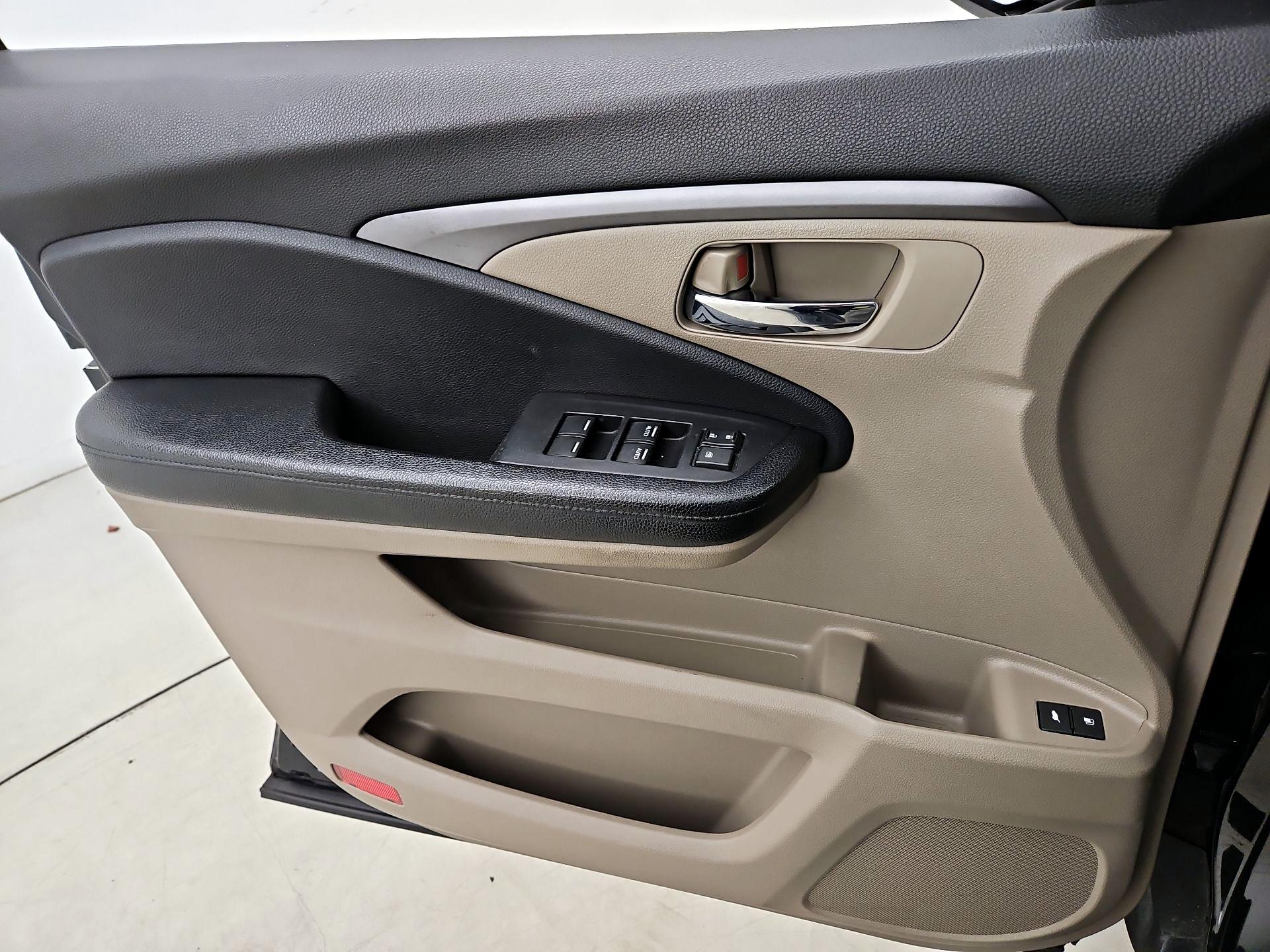 Thumbnail: 2017 Honda Pilot - 12