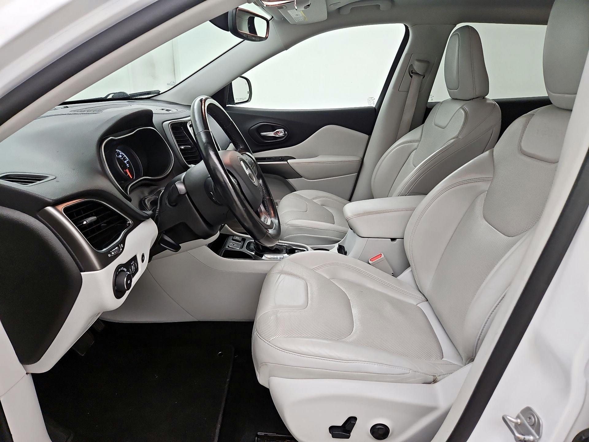 Thumbnail: 2020 Jeep Cherokee - 11