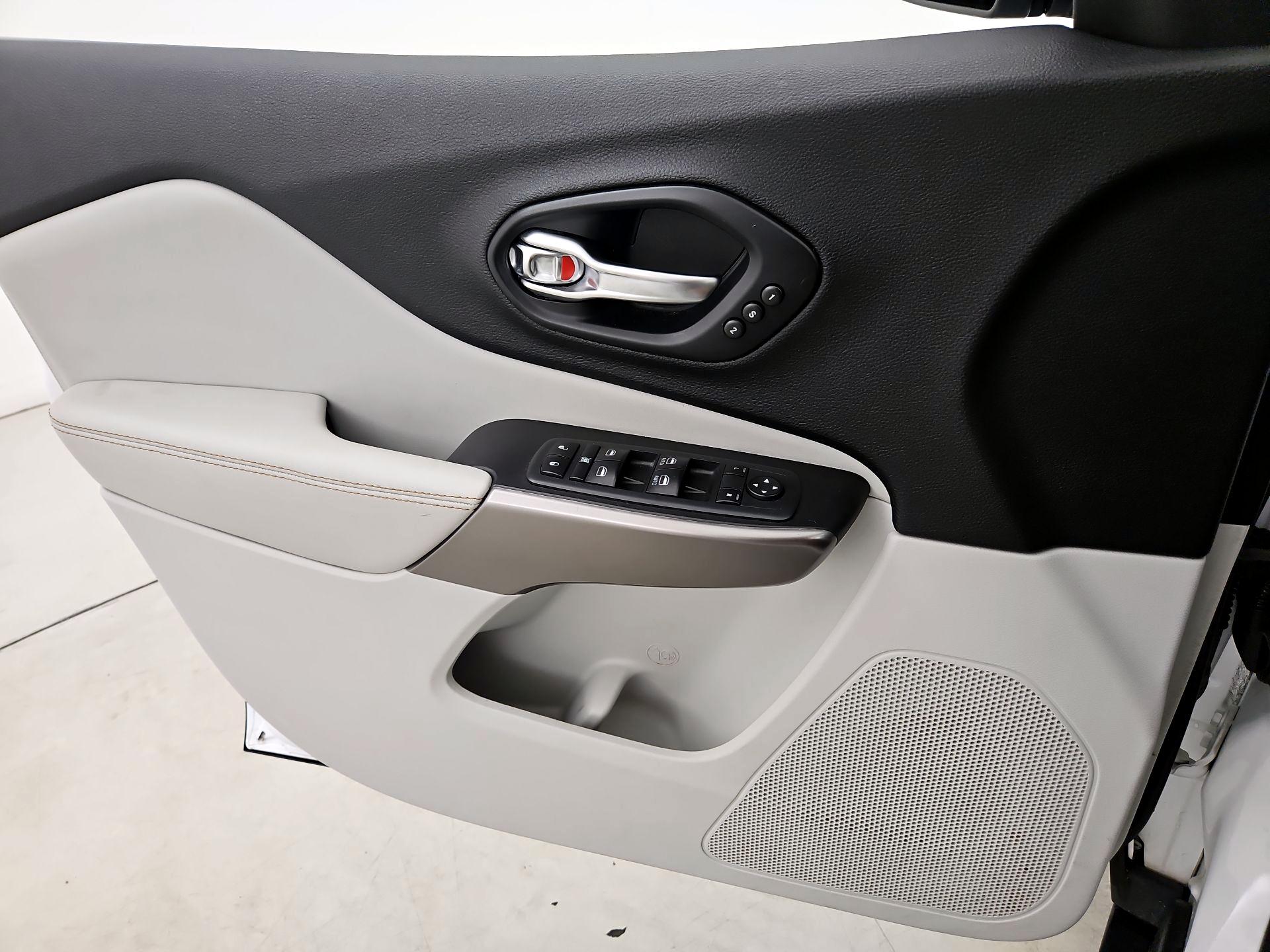 Thumbnail: 2020 Jeep Cherokee - 12