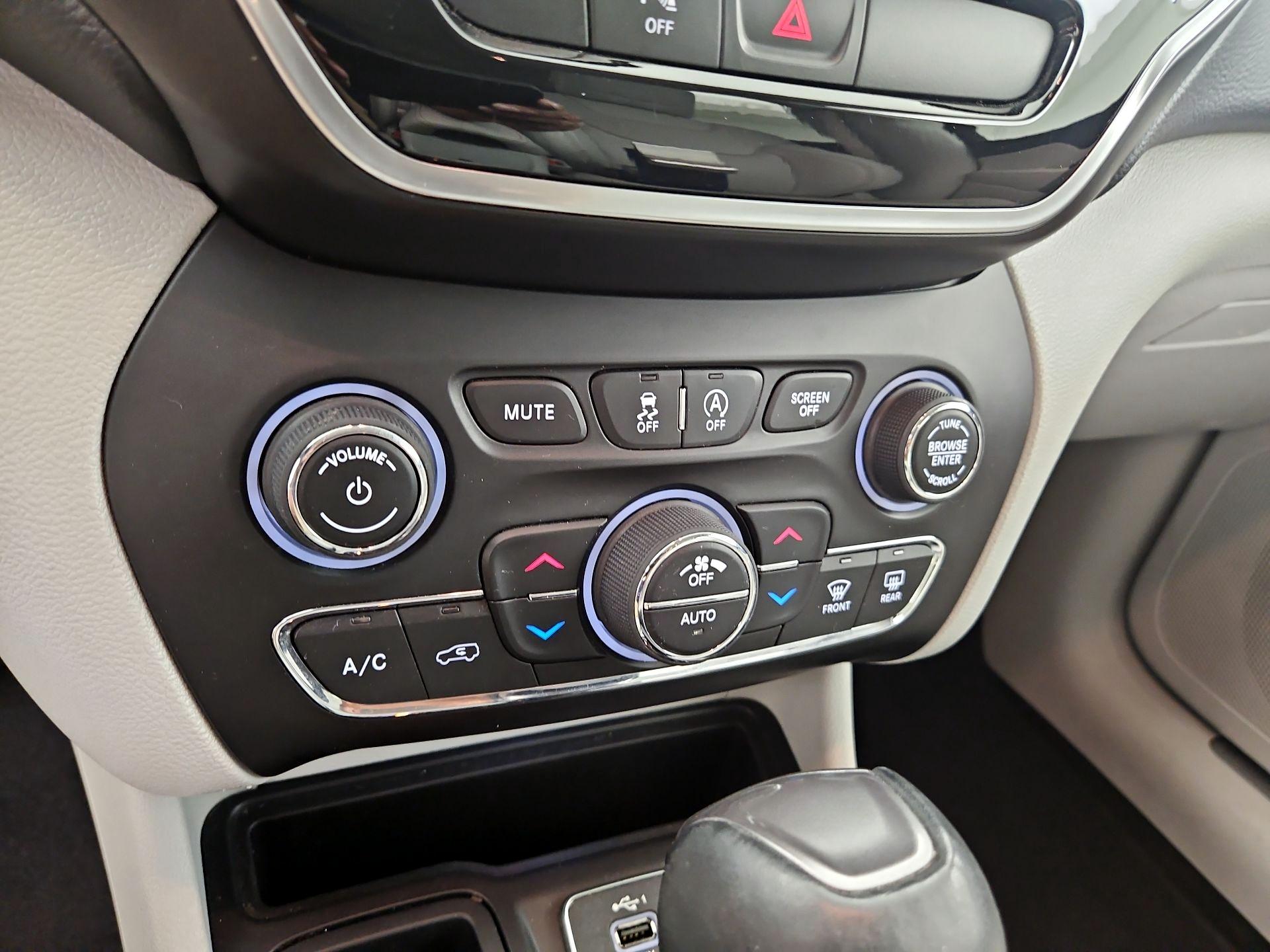 Thumbnail: 2020 Jeep Cherokee - 16