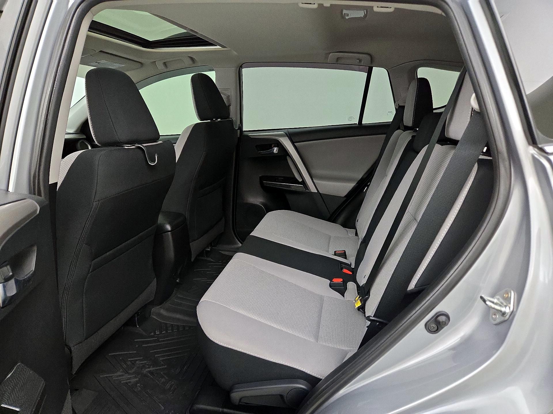 Thumbnail: 2018 Toyota RAV4 - 20