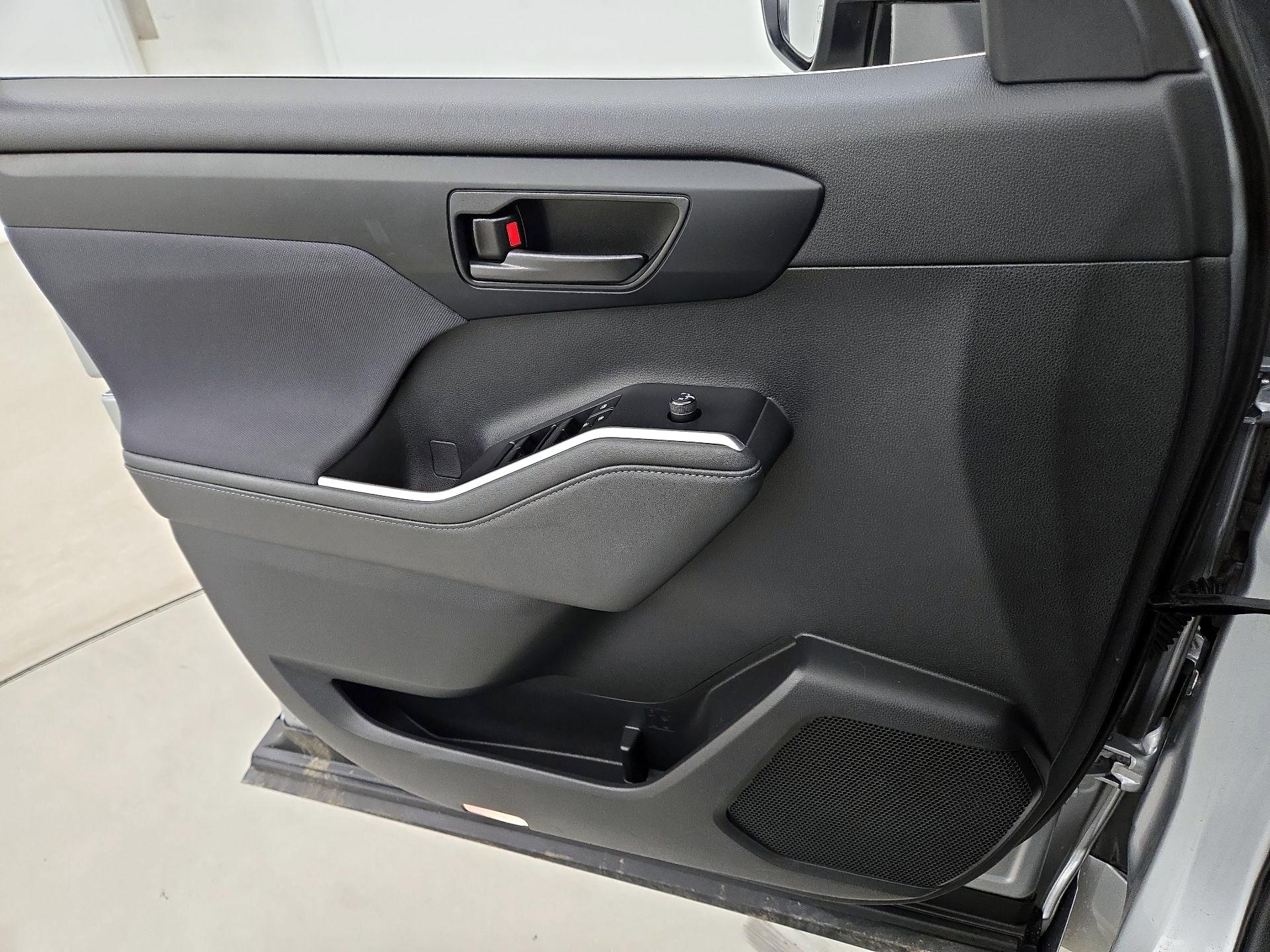 Thumbnail: 2023 Toyota Highlander - 12