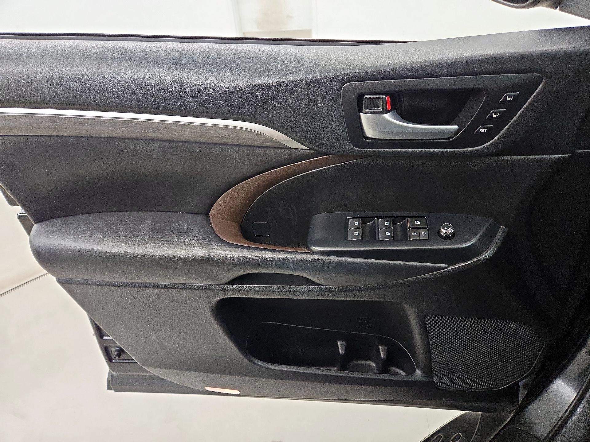 Thumbnail: 2017 Toyota Highlander - 12