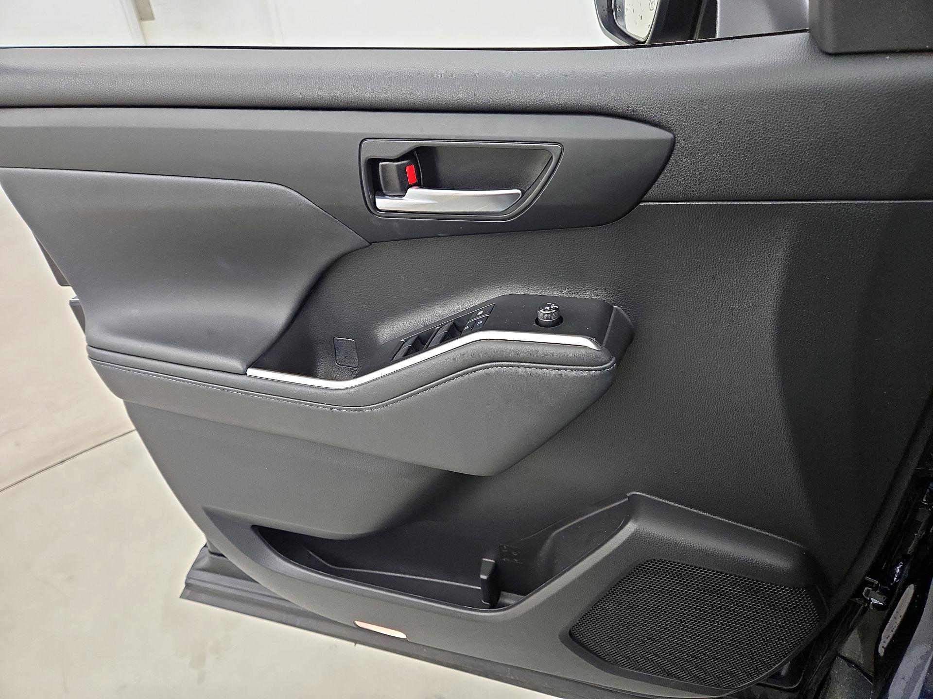 Thumbnail: 2022 Toyota Highlander - 12