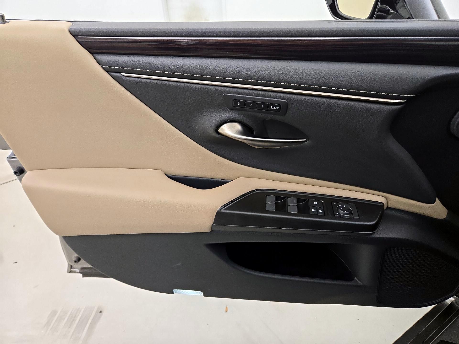 Thumbnail: 2019 Lexus ES - 12